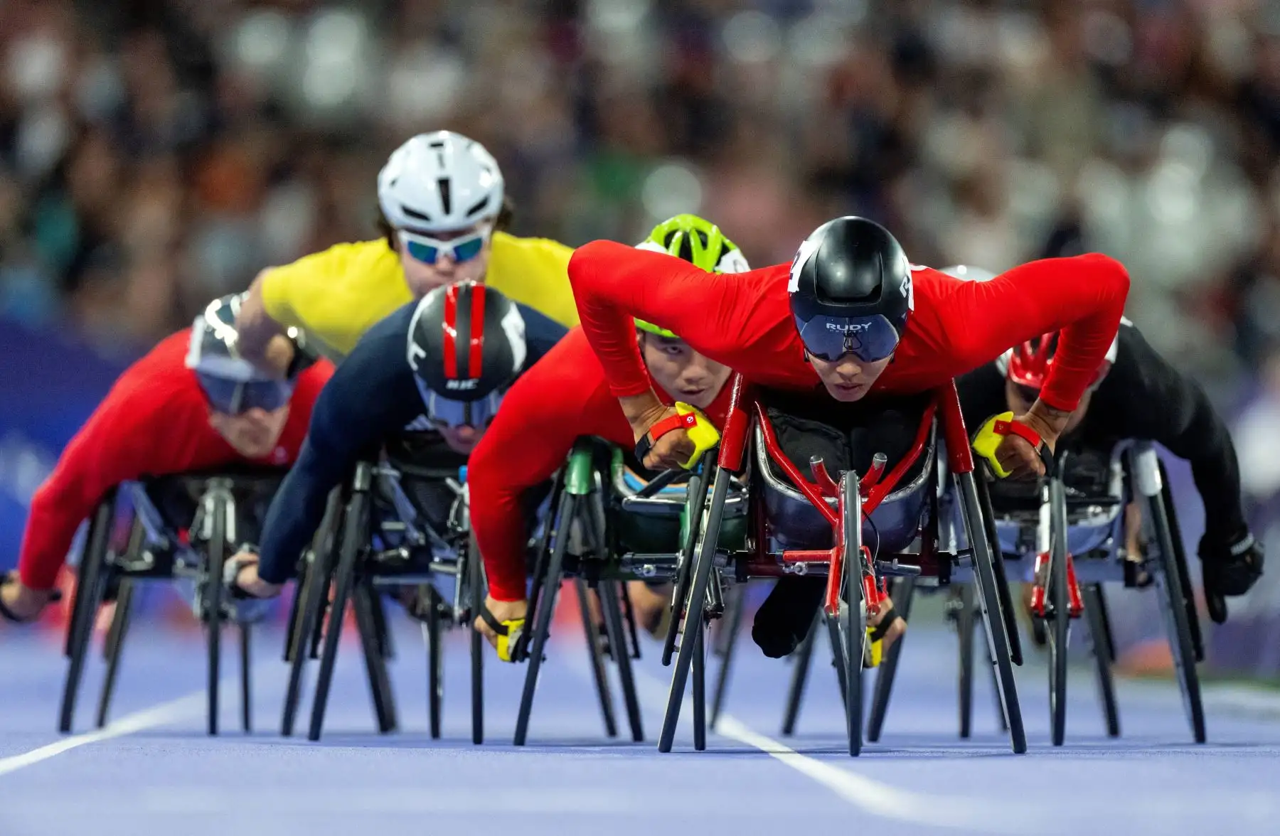 Esta fotografía muestra a Jin Hua de China compitiendo en una serie de 1500 m T54 masculino durante los Juegos Paralímpicos de París 2024. Foto: AFP