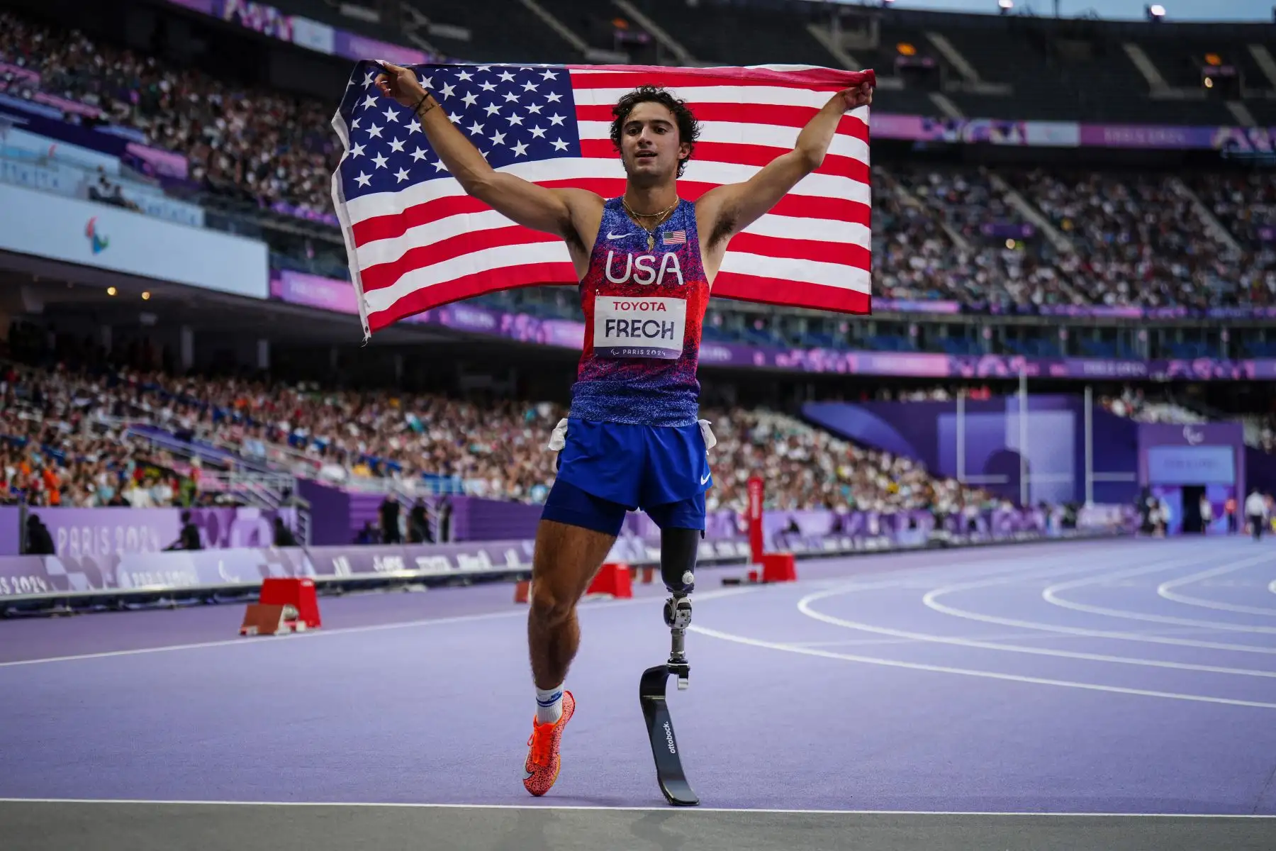 El estadounidense Ezra Frech celebra después de ganar la medalla de oro durante el evento atlético masculino de 100 m T63 durante los Juegos Paralímpicos de París 2024. Foto: AFP