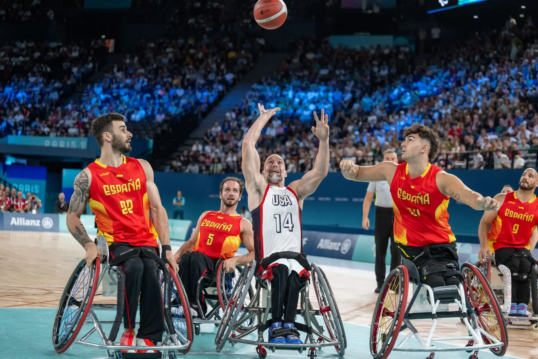 Jugadores de Alemania y Canadá compitiendo en el Juego # 22 del Grupo A de la Ronda Preliminar de Baloncesto en Silla de Ruedas Masculino, durante los Juegos Paralímpicos de París 2024. Foto: AFP