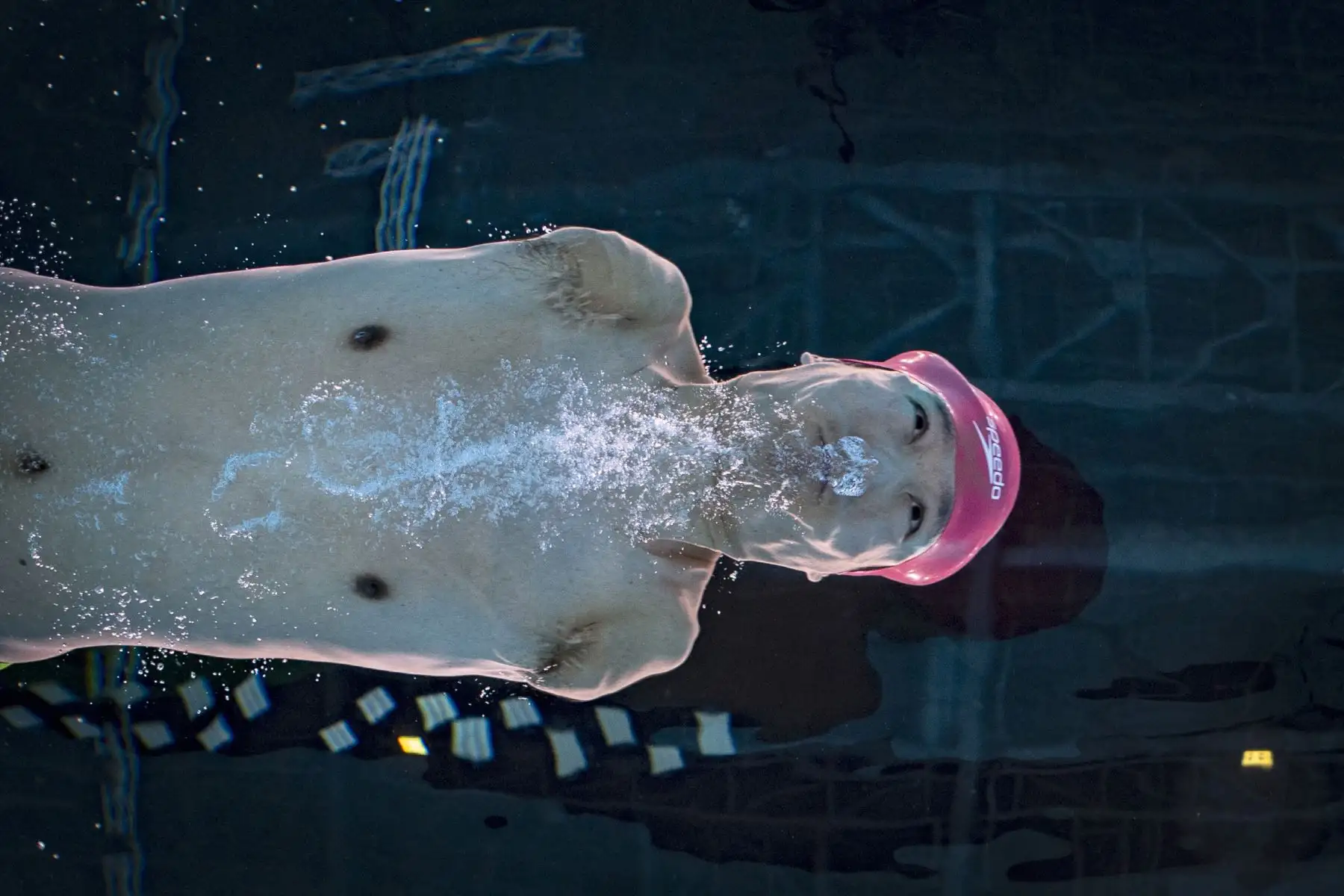 Esta fotografía muestra al nadador chino Lichao Wang compitiendo en la final de 100 m estilo libre S5 de Para natación masculina en los Juegos Paralímpicos de París 2024, en el Paris La Defense Arena en París. Foto: AFP