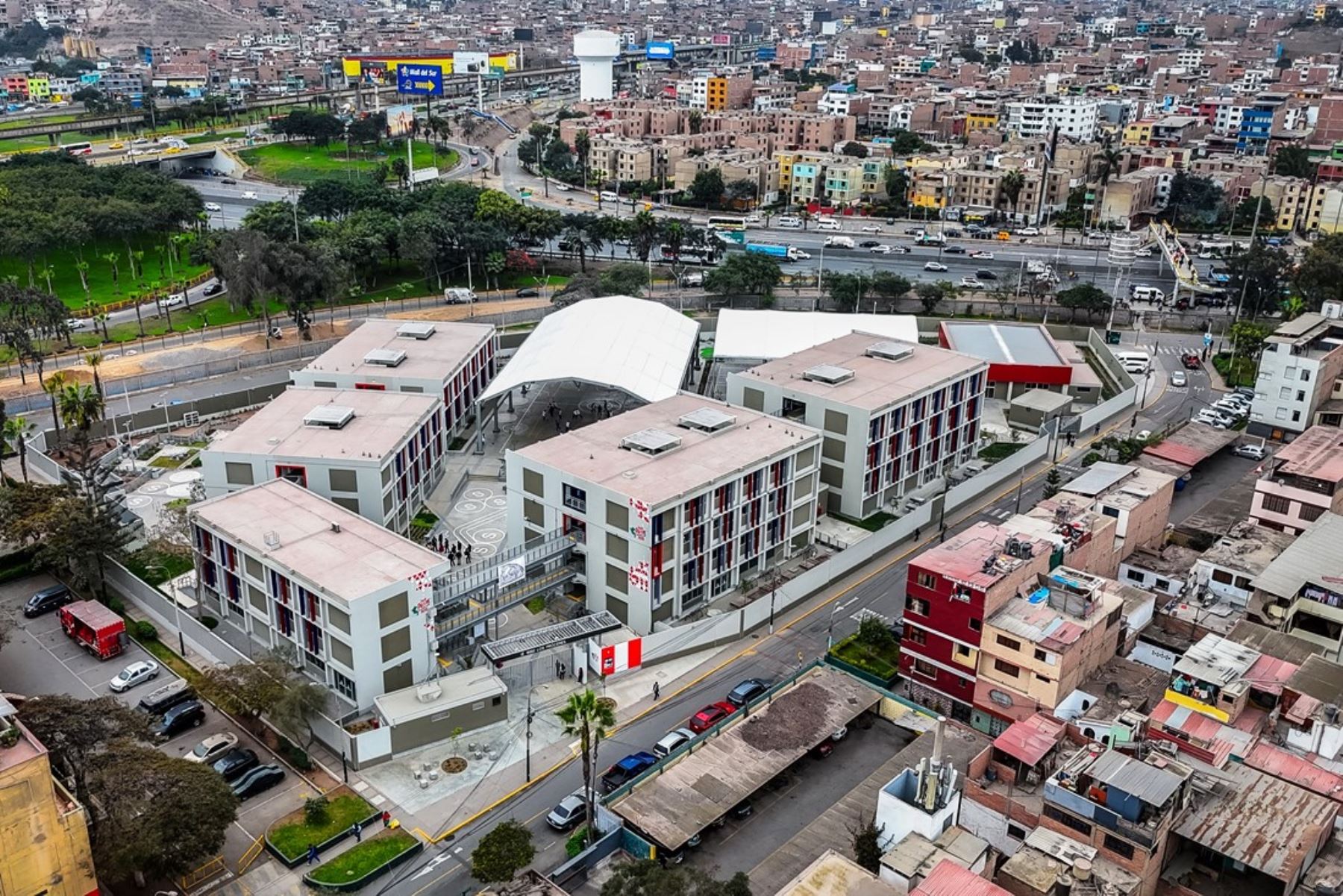 La IE N° 6082 - Los Próceres se ha convertido en una de las 21 Escuelas Públicas Bicentenario de Lima Metropolitana, que han modernizado su infraestructura, equipamiento y el uso de la tecnología en la educación. ANDINA/Difusión