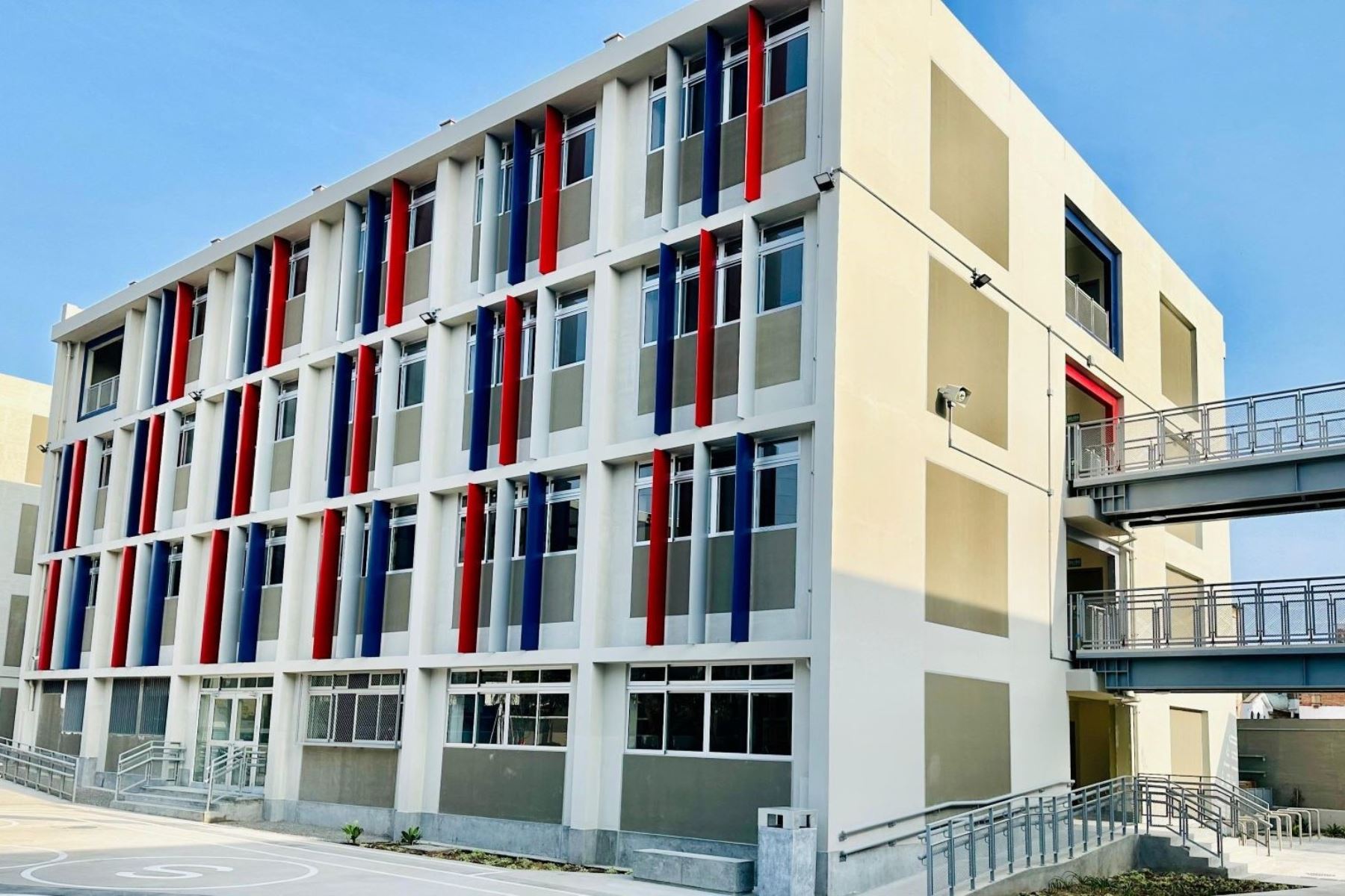 La IE N° 6082 - Los Próceres se ha convertido en una de las 21 Escuelas Públicas Bicentenario de Lima Metropolitana, que han modernizado su infraestructura, equipamiento y el uso de la tecnología en la educación. ANDINA/Difusión