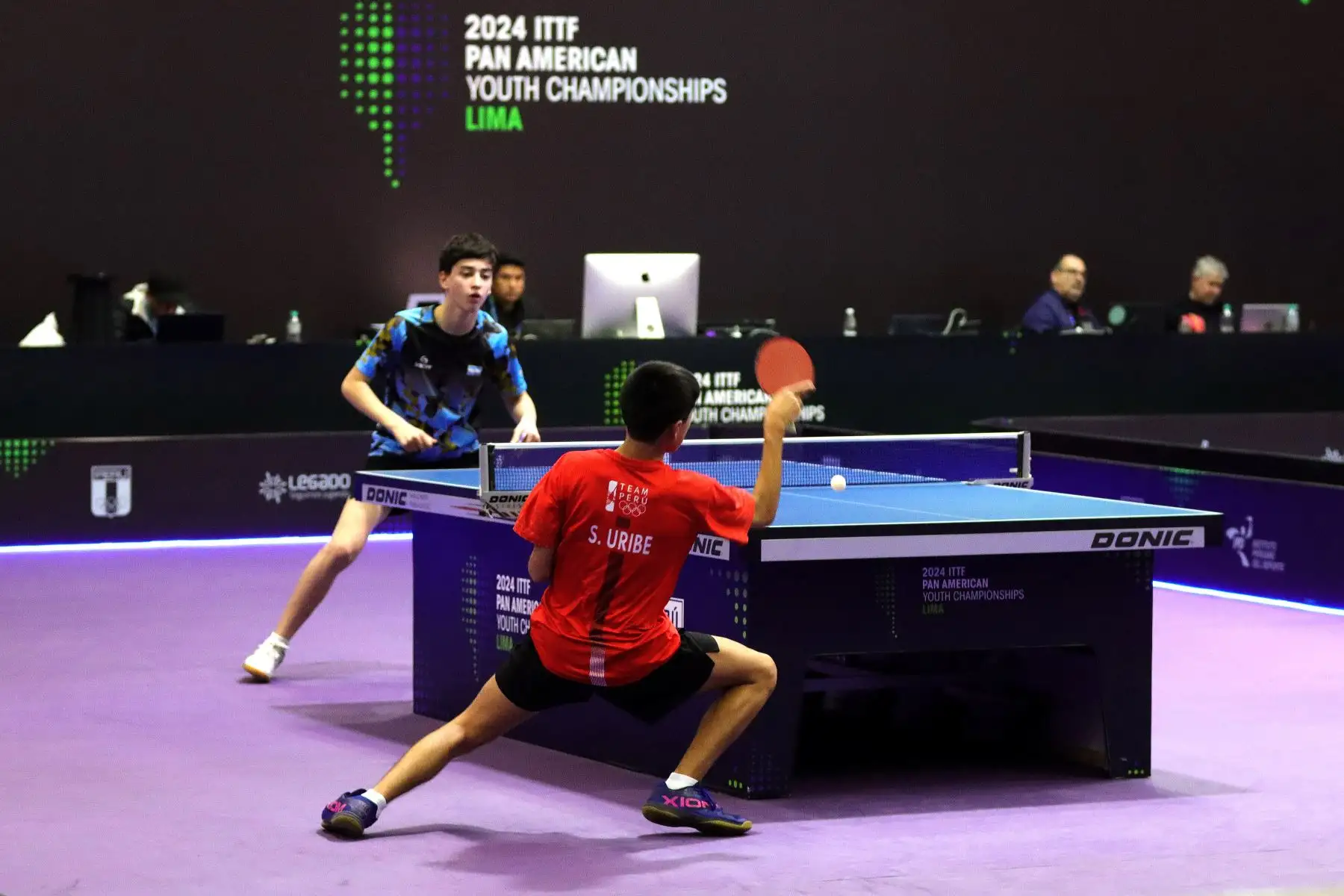 Partido de Tenis de Mesa entre los equipos de Perú y Argentina. Jugadores : Santiago Uribe, Estéban Camacho y Samuel Duffoo del equipo peruano. Benjamín Archua, Agustín Asmu y Guiliano La Visa de Argentina, participan  en el Campeonato Panamericano Juvenil Lima 2024, el cual es clasificatorio al Mundial de la categoría que se realizará en noviembre en Suecia.
Foto : ANDINA/ Lino Chipana.