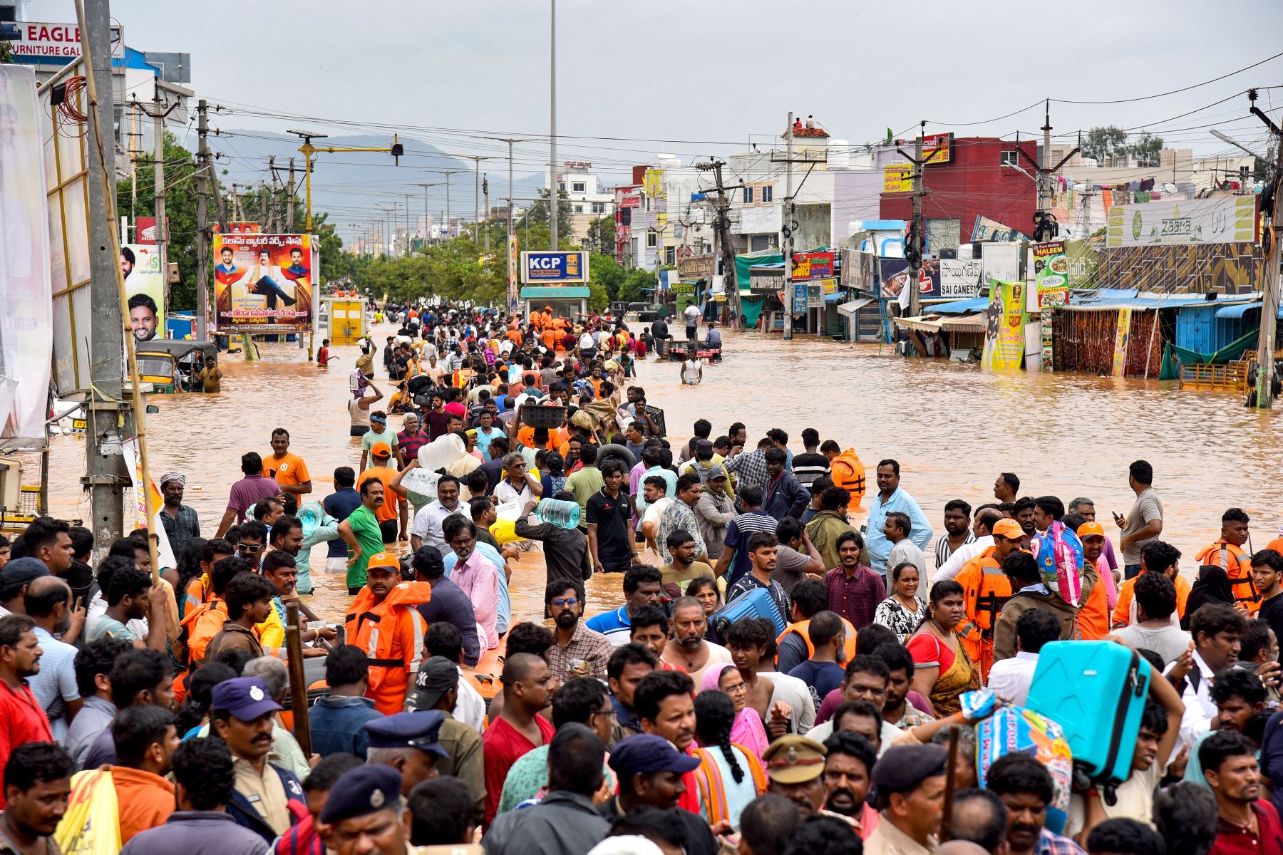 La gente camina por una calle inundada después de las fuertes lluvias monzónicas, en Vijayawada . Las intensas lluvias monzónicas y las inundaciones en los estados del sur de la India han matado al menos a 25 personas, y miles han sido rescatadas y llevadas a campos de socorro.
Foto: AFP