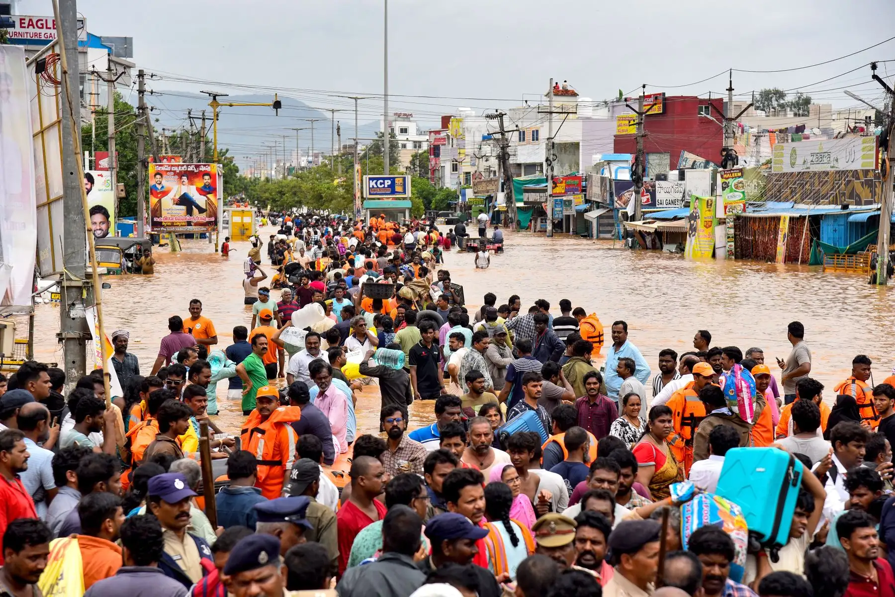 La gente camina por una calle inundada después de las fuertes lluvias monzónicas, en Vijayawada . Las intensas lluvias monzónicas y las inundaciones en los estados del sur de la India han matado al menos a 25 personas, y miles han sido rescatadas y llevadas a campos de socorro.
Foto: AFP