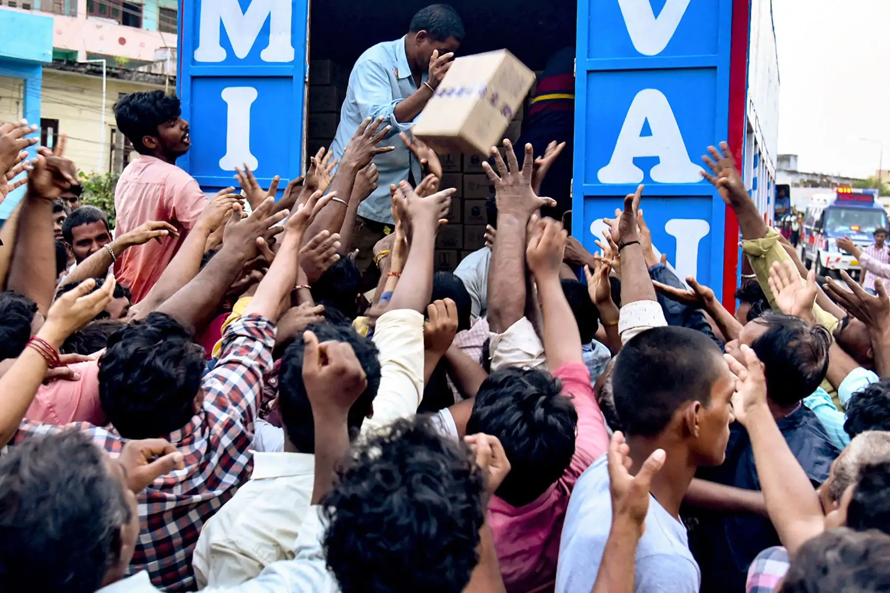 Las personas afectadas por las inundaciones reciben ayuda alimentaria después de las fuertes lluvias monzónicas, en Vijayawada. Las intensas lluvias monzónicas y las inundaciones en los estados del sur de la India han matado al menos a 25 personas, y miles han sido rescatadas y llevadas a campos de socorro.
Foto: AFP