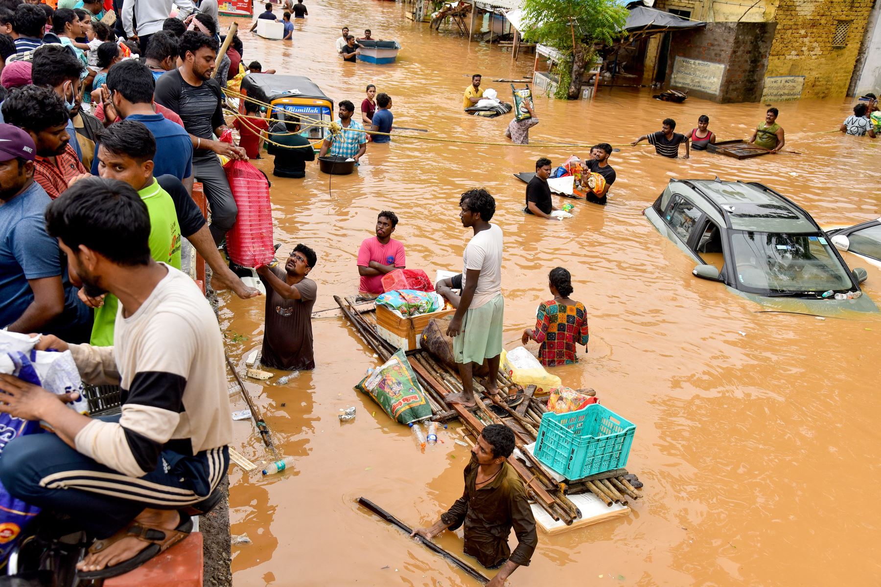 Las intensas lluvias del monzón provocaron severas inundaciones e importantes destrozos en el estado más occidental de India, donde al menos 28 personas murieron en los últimos tres días, dijeron el jueves las autoridades locales.
Foto: AFP