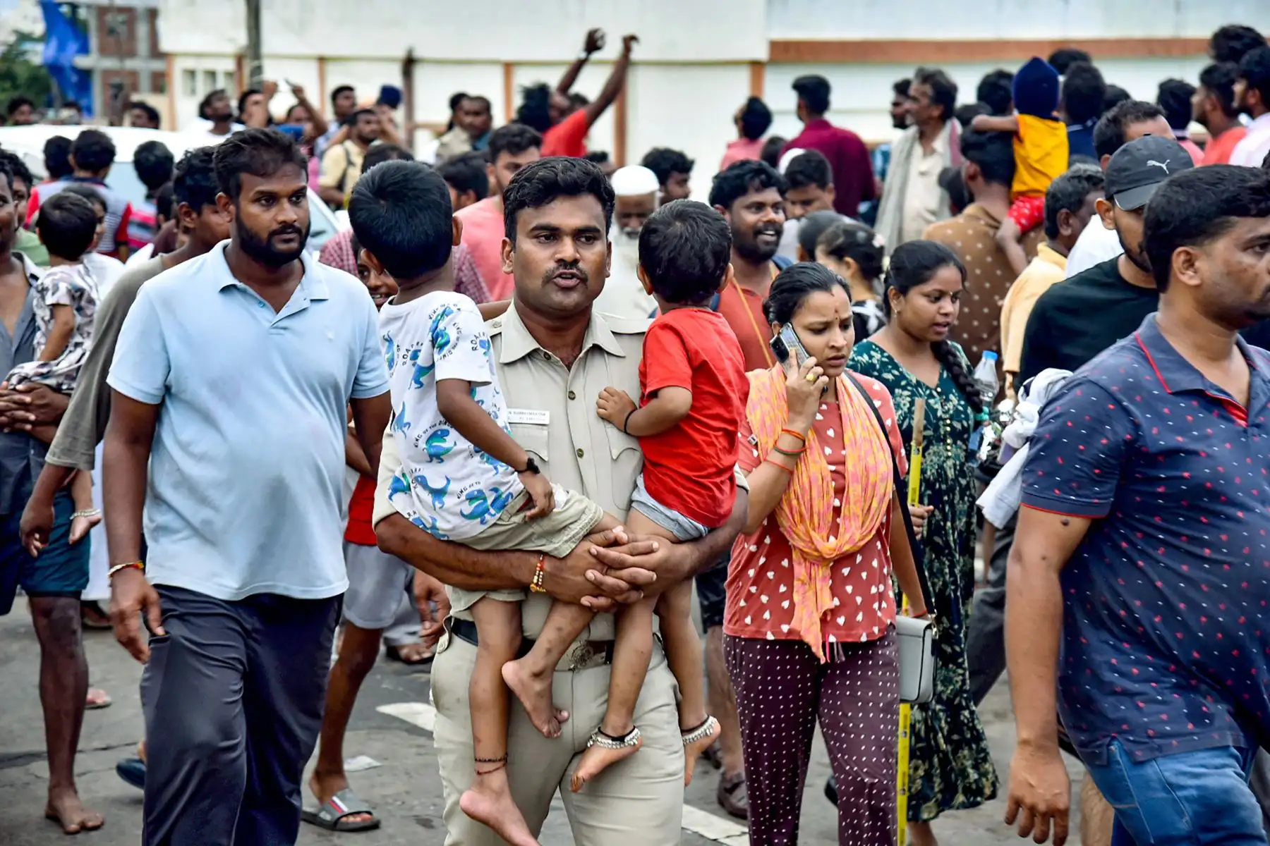 Un personal de policía lleva a los niños de las personas afectadas por las inundaciones a un refugio temporal después de las fuertes lluvias monzónicas, en Vijayawada. Las intensas lluvias monzónicas y las inundaciones en los estados del sur de la India han matado al menos a 25 personas, y miles han sido rescatadas y llevadas a campos de socorro.
Foto: AFP