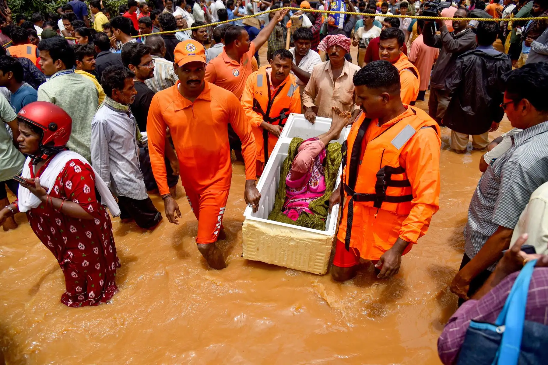 El personal de rescate transporta el cadáver de una mujer, después de su recuperación de las inundaciones tras las fuertes lluvias monzónicas, en Vijayawada . Las intensas lluvias monzónicas y las inundaciones en los estados del sur de la India han matado al menos a 25 personas, y miles han sido rescatadas y llevadas a campos de socorro.
Foto: AFP