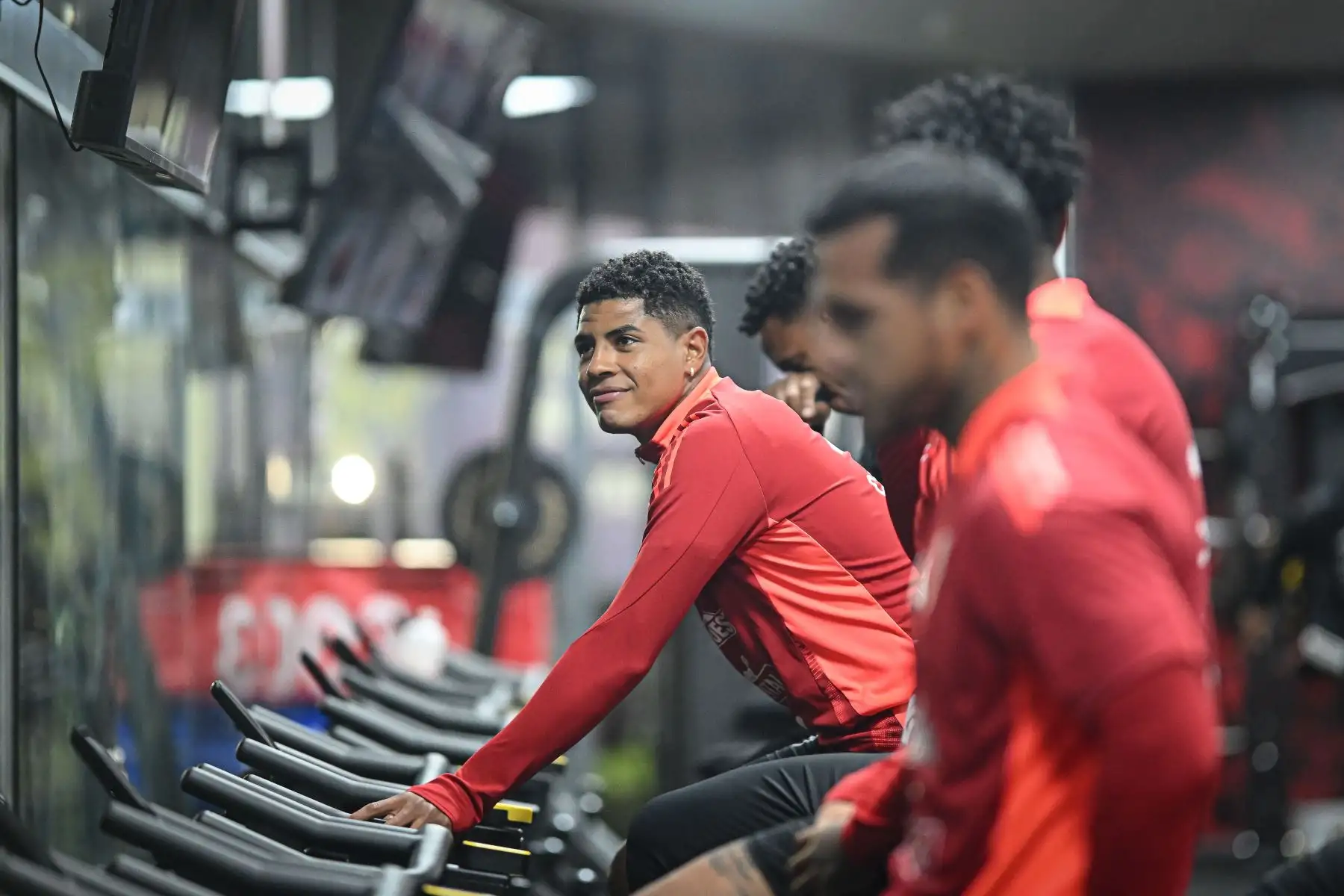 Wilder Cartagena hace trabajos físicos en el entrenamiento de la selección peruana. Foto: FPF