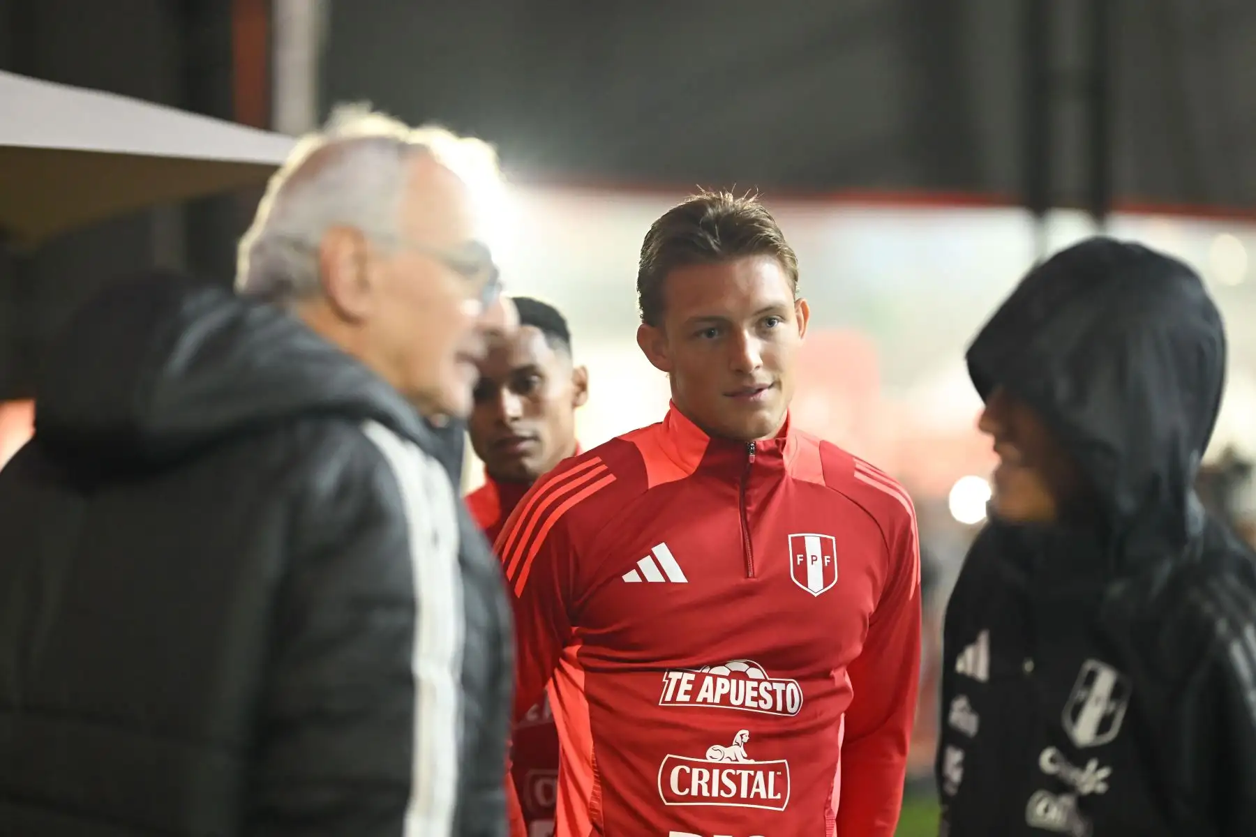 Oliver Sonne participa de una conversación entre el entrenador uruguayo y otro jugador. Foto: FPF