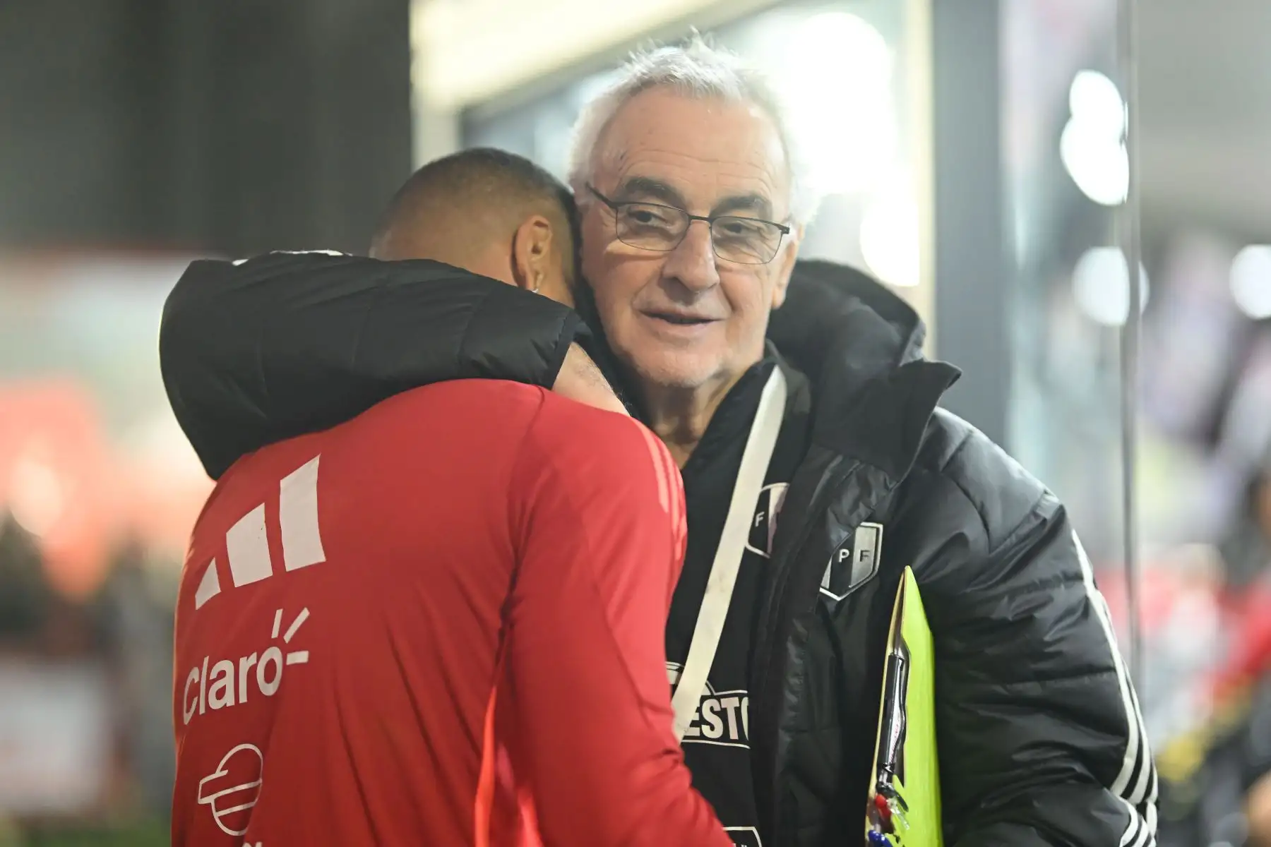 Fossati se muestra cercano a los jugadores que integran nuestra selección. Foto: FPF
