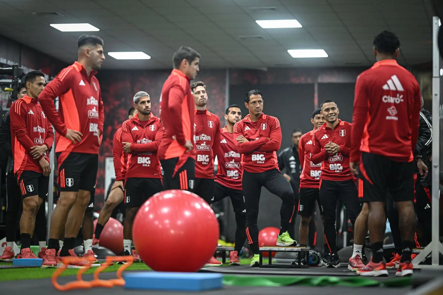 El entrenador Jorge Fossati improvisa una charla técnica antes del entrenamiento. Foto: FPF