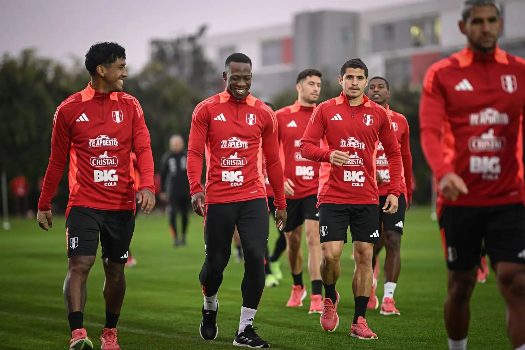 Seleccionados se retiran del campo de la Videna, luego de las prácticas. Foto: FPF