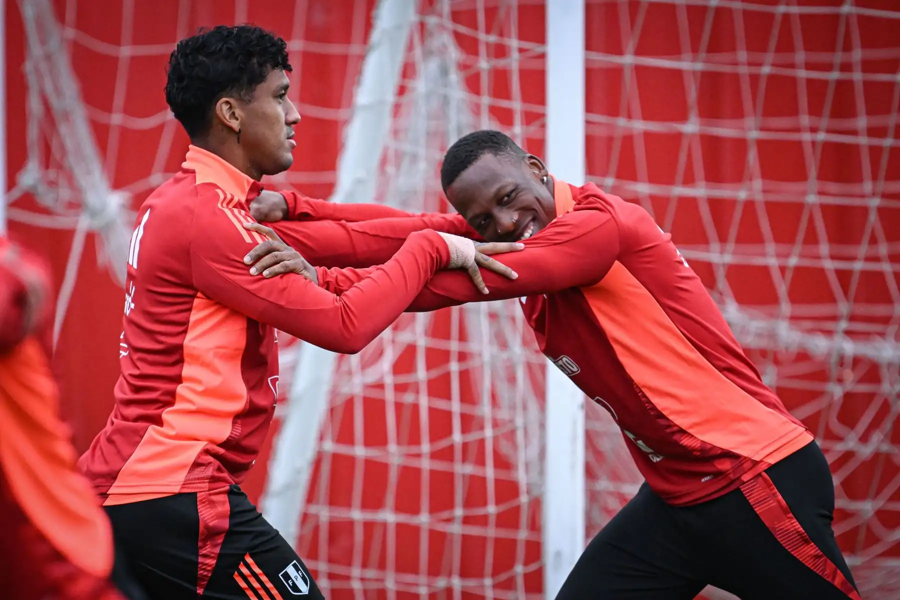 Luis Advíncula y Renato Tapia hacen trabajos de estiramiento. Foto: FPF