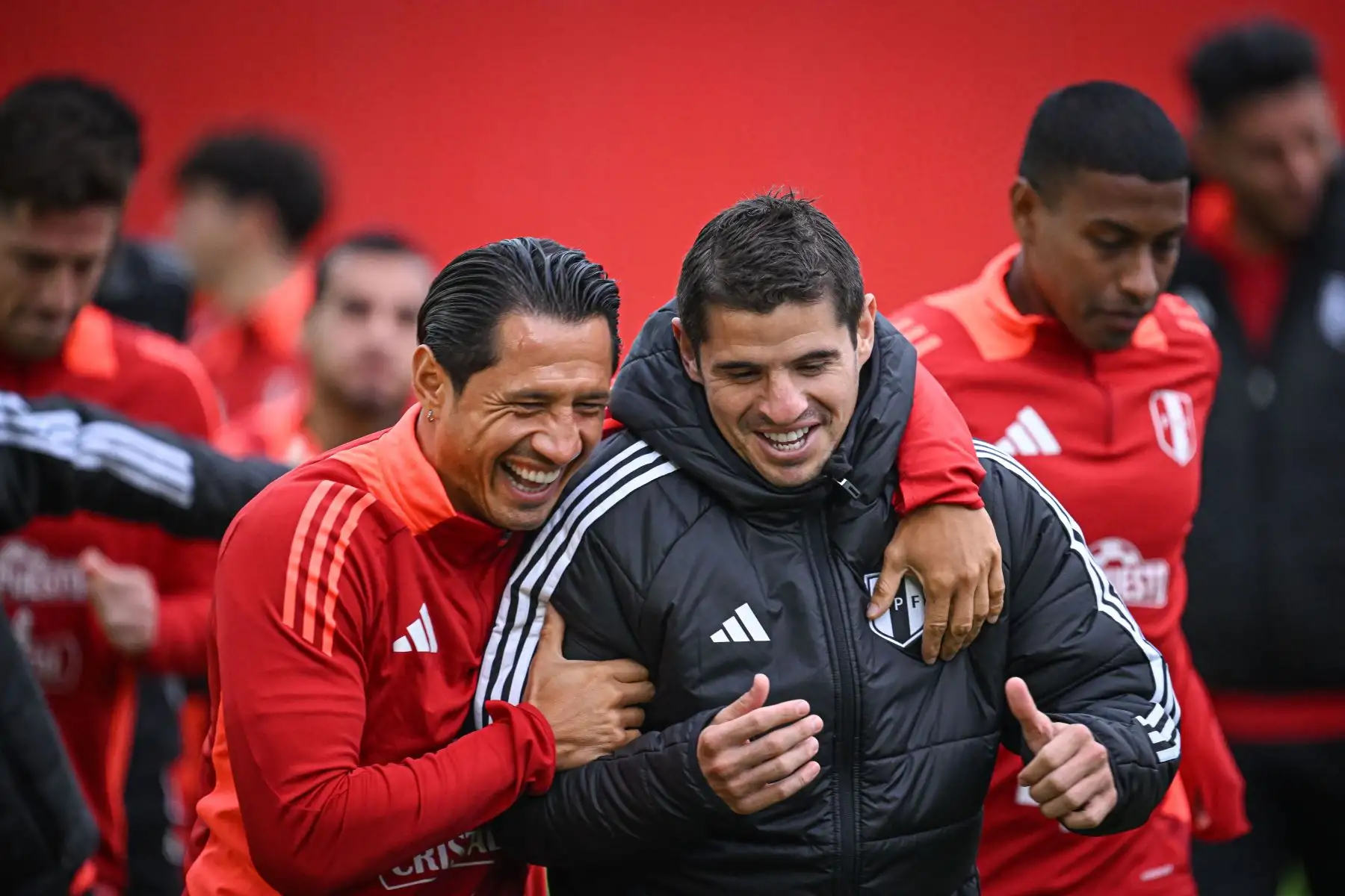 Gianluca Lapadula con Aldo Corzo se divierten en pleno entrenamiento de la selección peruana. Foto: FPF