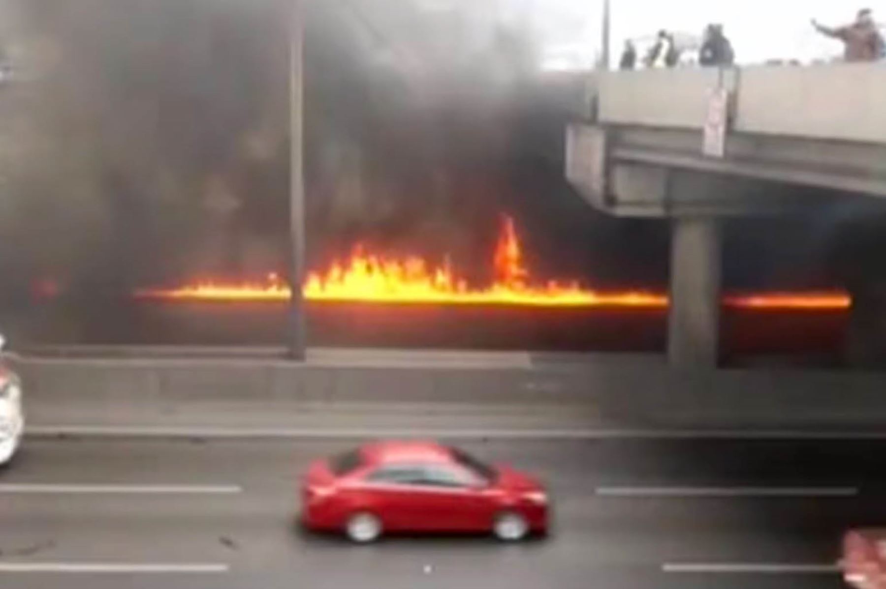 Debido al cierre parcial de la Panamericana Norte, en sentido hacia el sur, las autoridades recomendaron a los conductores utilizar rutas alternativas para evitar mayores congestiones en el tránsito vehicular. Imagen: Captura TV