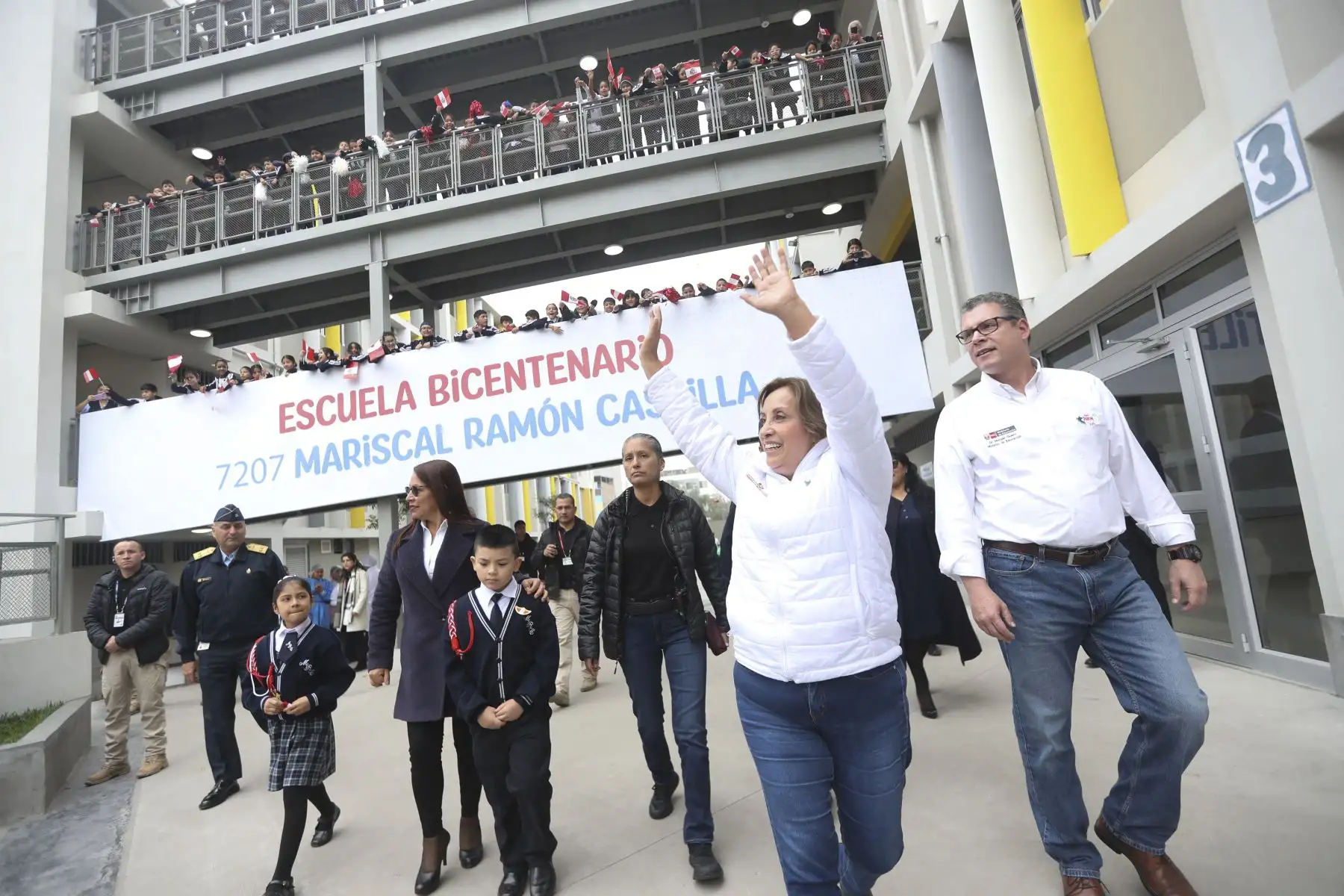 La presidenta de la República, Dina Ercilia Boluarte Zegarra, participó en la ceremonia de inauguración de la I.E. Bicentenario 7207 "Mariscal Ramón Castilla" en el distrito de San Juan de Miraflores. Foto: ANDINA/Presidencia