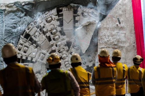 La tuneladora Delia, que desempeña un papel importante en la construcción del primer tren subterráneo del país, fue bautizada con ese nombre en honor a Delia Tasaico Del Pino, la primera mujer graduada como ingeniera de minas en el Perú