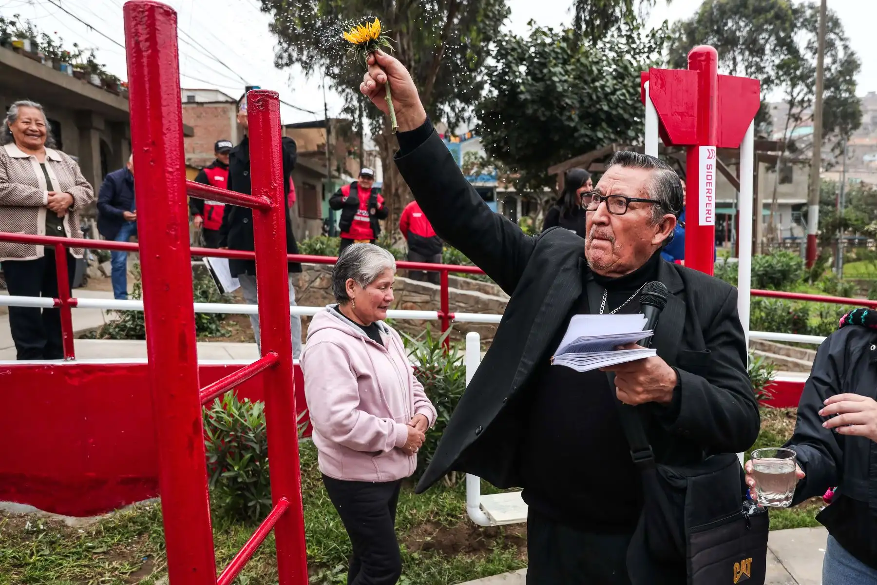 Sacerdote del distrito bendice el inaugurado "parque F".  
Foto: ANDINA/ Connie Calderón
