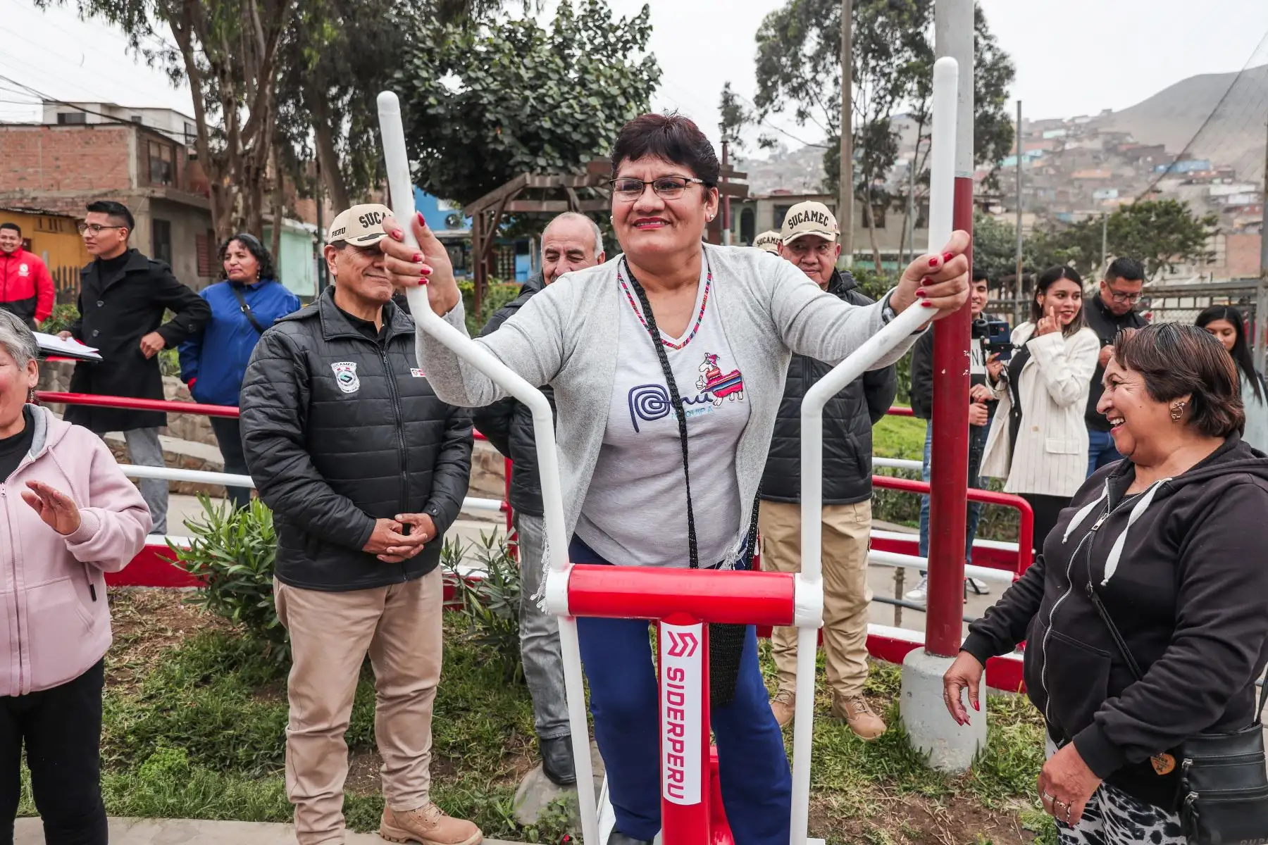 Vecinos prueban las máquinas de gimnasio durante la inauguración del espacio recreativo en el distrito de Mi Perú. Foto: ANDINA/ Connie Calderón