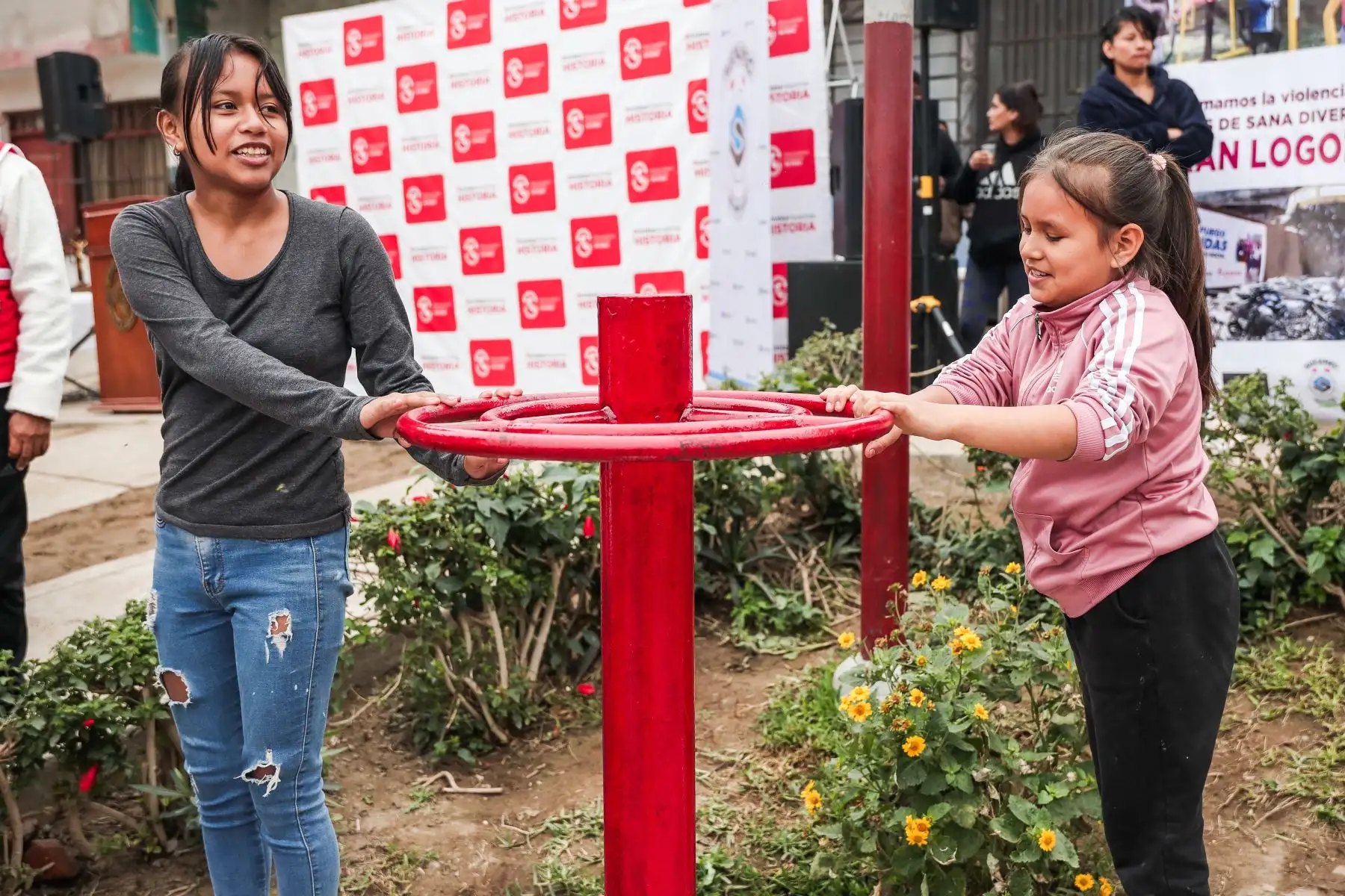 Niños del distrito de Mi Perú corren por los alrededores del "parque F" para subirse a los renovados juegos infantiles.
Foto: ANDINA/ Connie Calderón