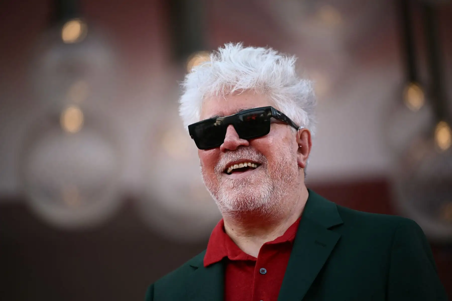 Pedro Almodóvar es "la sensación de la Mostra", en palabras del ministro de Cultura español, Ernest Urtasun, que se encuentra en Venecia y que asistió al estreno de 