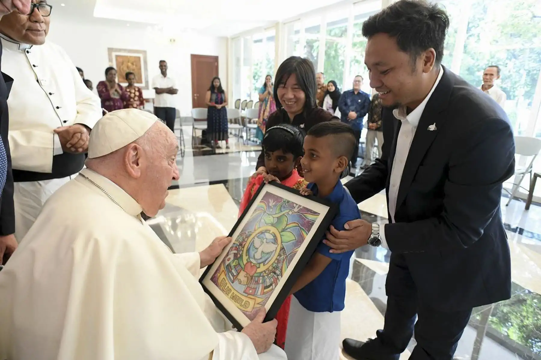 "Esperamos que sea testigo de cómo cuidamos la diversidad en Indonesia", afirmó el ministro indonesio, según un comunicado, en el que también destacó la importancia del "diálogo" interconfesional que abandera el pontífice en este viaje.
Foto: EFE