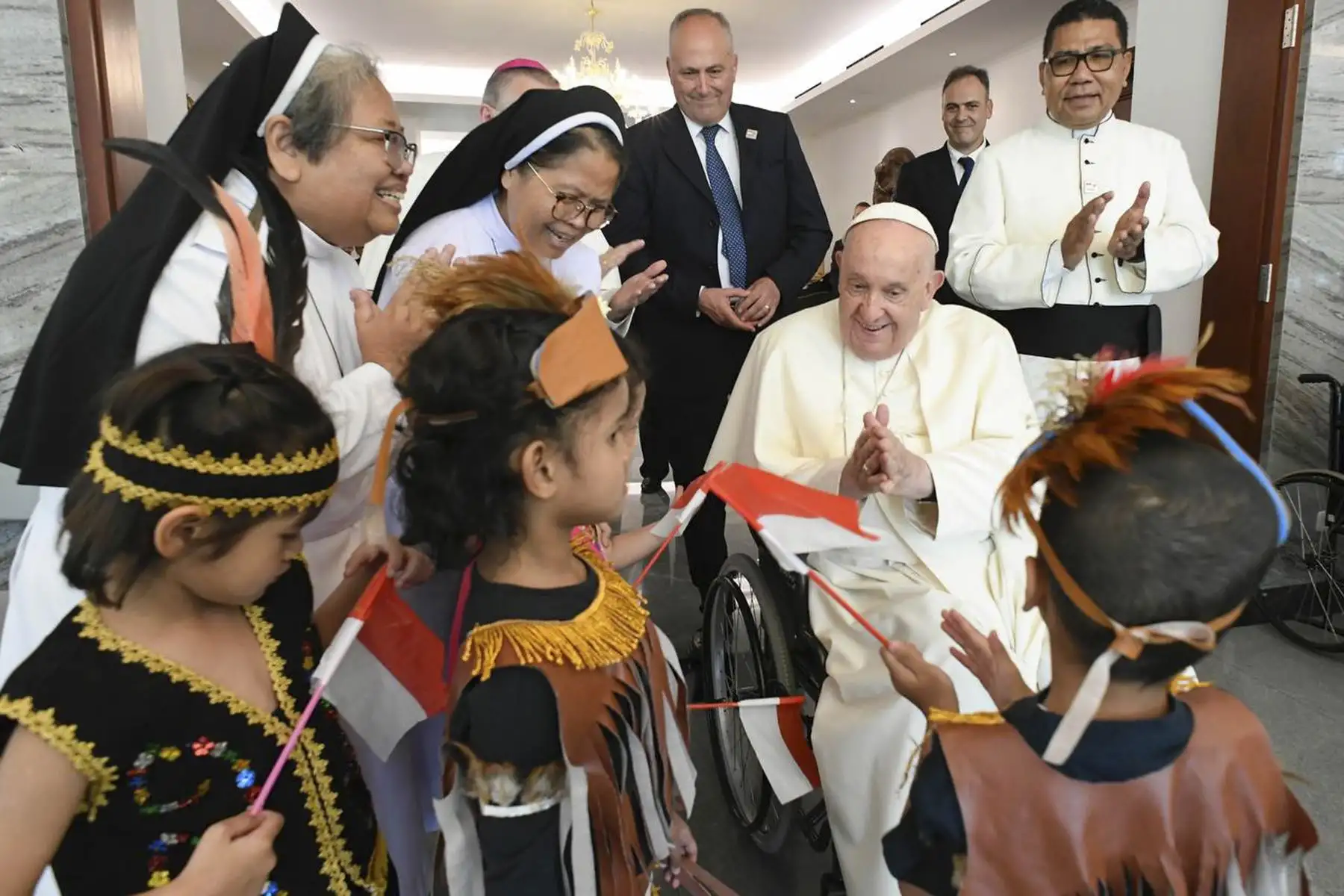 El papa, de 87 años, fue recibido en el aeródromo por el ministro de Asuntos Religiosos de Indonesia, Yaqut Cholil Qoumas, y reposará el resto del día para descansar del vuelo y acostumbrarse a la diferencia horaria. 
Foto: EFE
