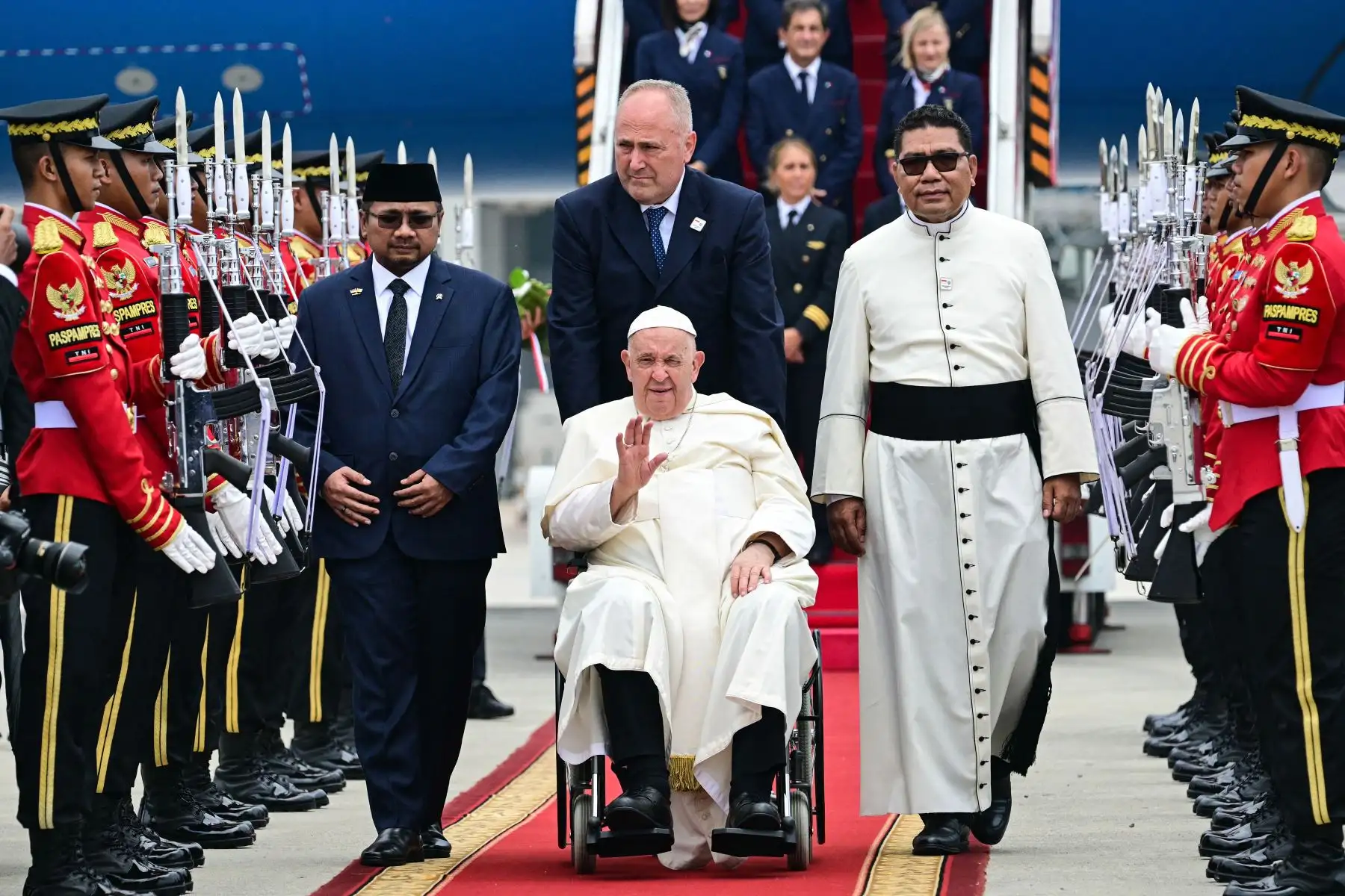 El vuelo de la compañía Ita Airways en el que viajan el papa, la delegación vaticana y 75 periodistas, aterrizó en el aeropuerto internacional de Yakarta poco antes de las 11.30 horas locales del martes (4.30 GMT) tras 13 horas de vuelo.
Foto: AFP