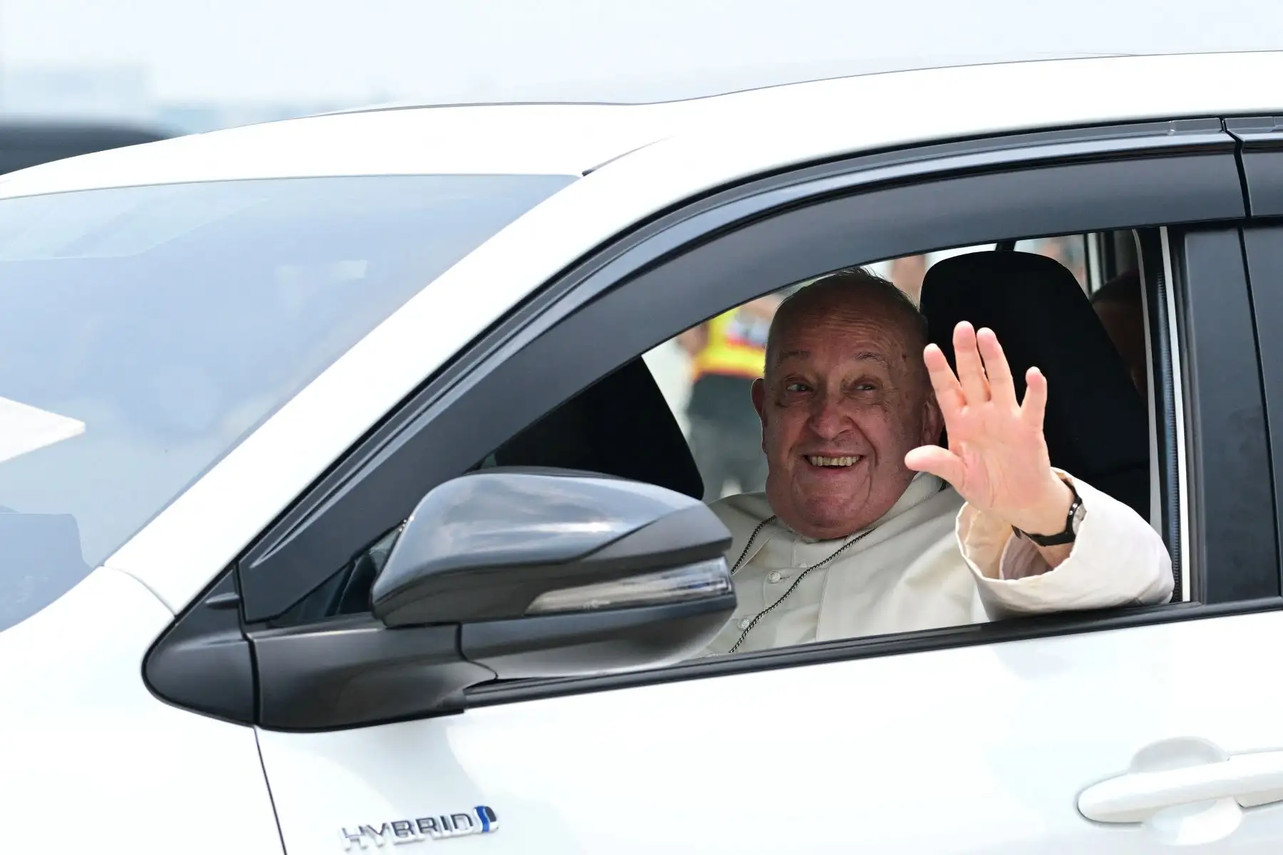 Aunque hoy es día de descanso tras el largo vuelo, el papa, que va en silla de ruedas por problemas de salud, aprovechó su visita a la nunciatura de Yakarta para saludar a un grupo de refugiados, niños huérfanos y personas sin hogar acogidos por distintas órdenes religiosas.
Foto: AFP