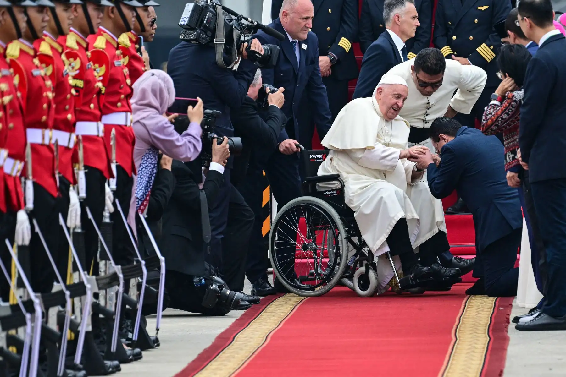 El papa Francisco aterrizó este martes en Yakarta, capital del país con más musulmanes del mundo, el primer destino de su gira por Asia, que le llevará también a Papúa Nueva Guinea, Timor Oriental y Singapur hasta el 13 de septiembre, su viaje más largo hasta la fecha.
Foto: AFP