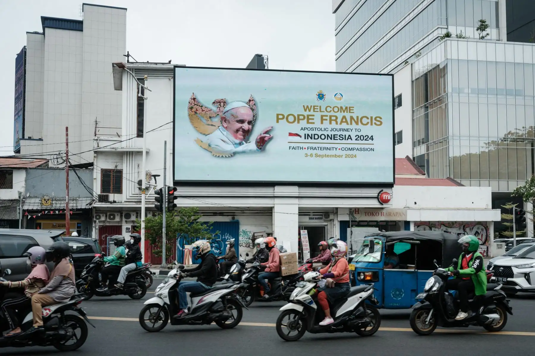 El presidente indonesio, Joko Widodo, expresó la bienvenida al papa Francisco en una visita que calificó de "muy histórica", tras las de sus sucesores Pablo VI en 1970 y Juan Pablo II en 1989.
Foto: AFP