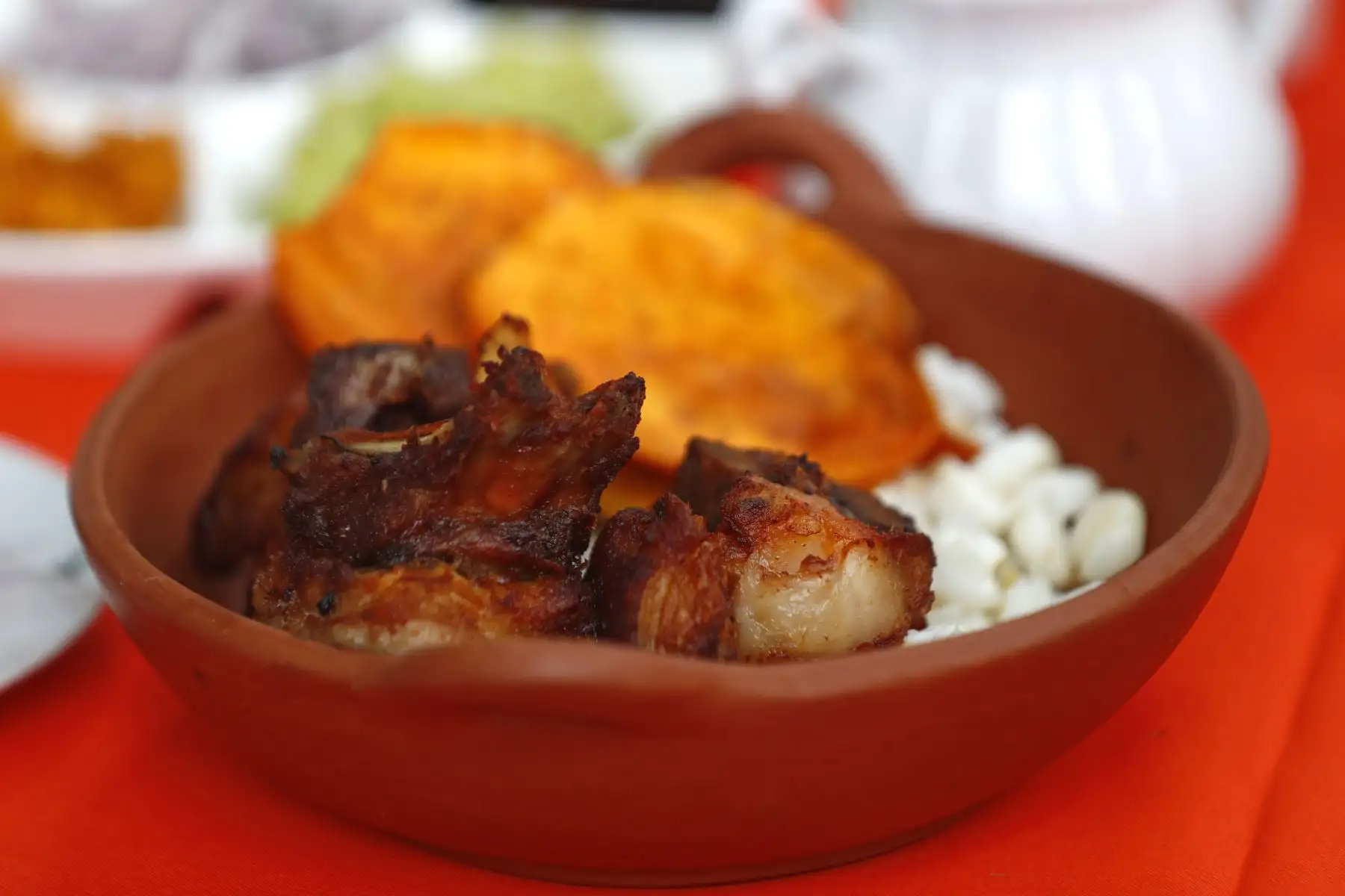 "Chicharrón de chancho" ia a delicious dish prepared with fried pork, corn and sweet potato. Photo: ANDINA/Daniel Bracamonte