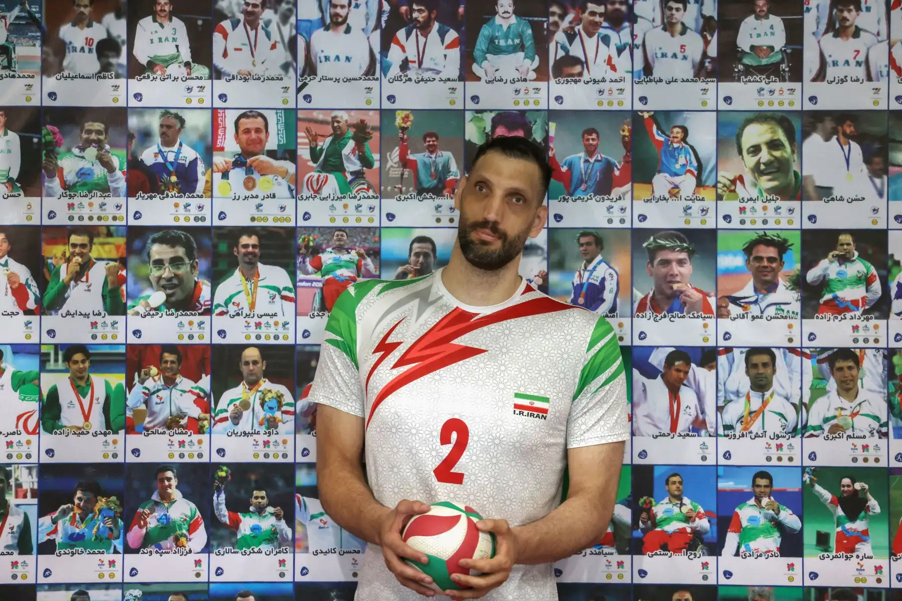 Su vida cambió cuando fue descubierto por el entrenador de la selección nacional de voleibol sentado de Irán, Hadi Rezaei, en un reality show sobre personas con una discapacidad física y talentos inusuales. Desde entonces, Mehrzad encontró en el voleibol "una nueva razón para vivir".
Foto: AFP