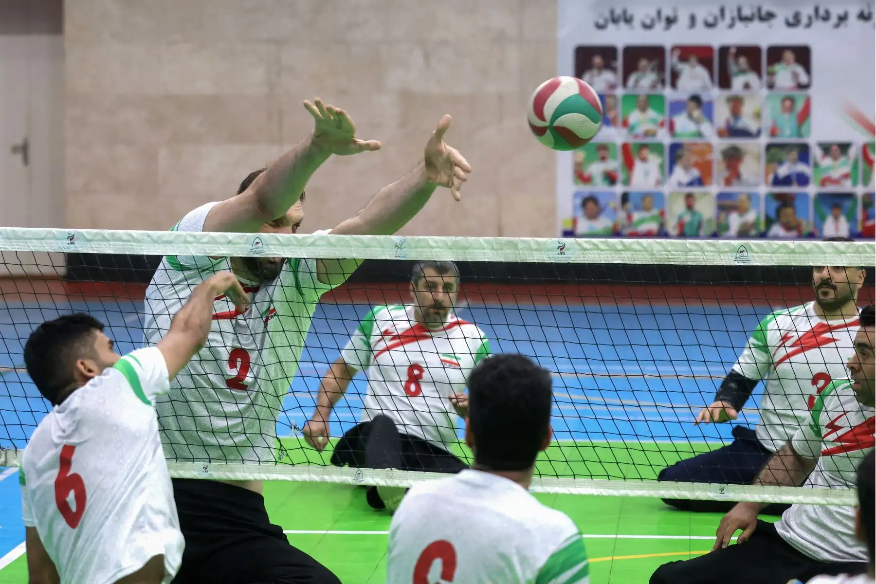 A pesar de una enfermedad crónica y un accidente que lo dejó en silla de ruedas, Mehrzad ha transformado estas adversidades en la fuerza que impulsa a Irán hacia la gloria paralímpica en París 2024.
Foto: AFP