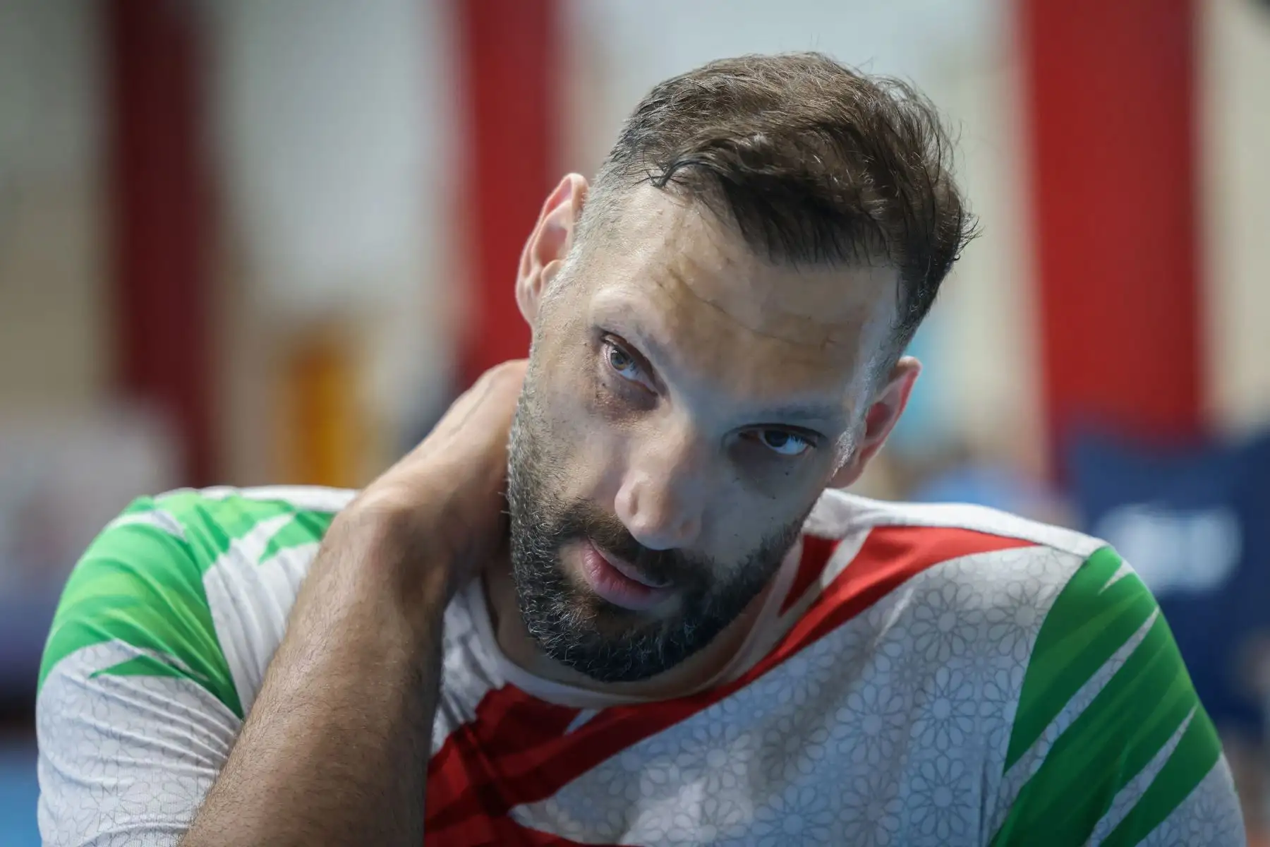 Desde el momento en que Morteza, el jugador estrella de Irán, entró en la pista, la atmósfera cambió radicalmente.  Un silencio reverencial se convirtió en vítores y banderas ondeantes mientras el número 2 del equipo realizaba bloqueos y remates que parecían imposibles de detener.
Foto: AFP
