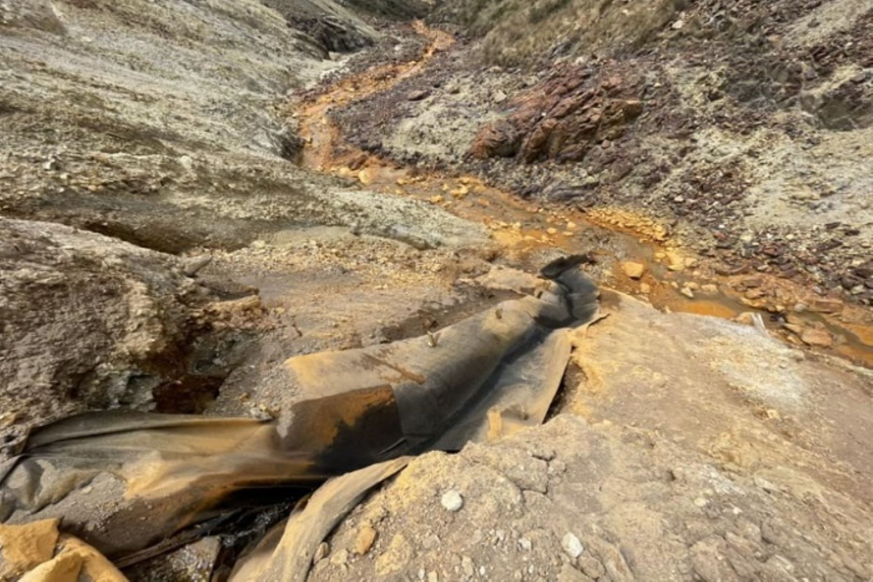 Una comitiva encabezada por el fiscal Fernando Burga Li recorrió la quebrada Collaracra y llegó hasta la unidad minera para investigar la causa del derrame de efluentes y determinar responsabilidades.