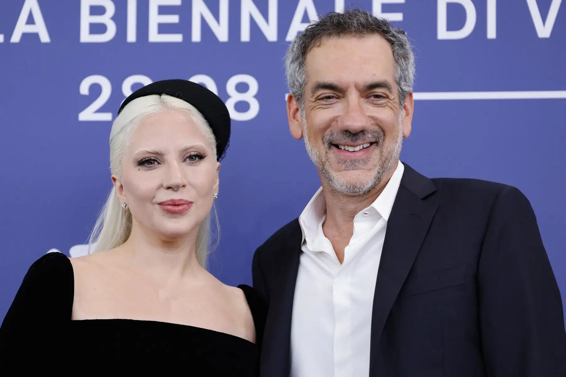 En este limbo entre una vida entre rejas o la muerte en la silla eléctrica, el villano perderá la cabeza por una admiradora de nombre Harley Quinn, descubriendo que todavía queda algún sentimiento en su corazón y expresándolo a través de las canciones de su vida. Foto: AFP