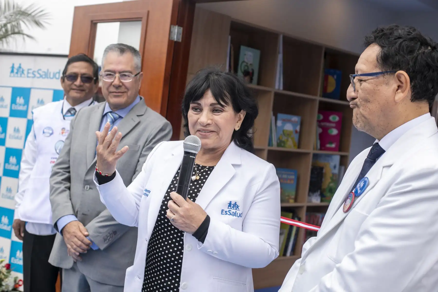 La presidenta ejecutiva de EsSalud, doctora María Elena Aguilar Del Águila, explicó que, en esta primera fase de ejecución, el programa “Lectura que cura” se implementa en el Hospital Nacional Alberto Sabogal Sologuren del Callao. El módulo instalado cuenta con 400 libros, principalmente para el público infantil. Foto: ANDINA/Difusión