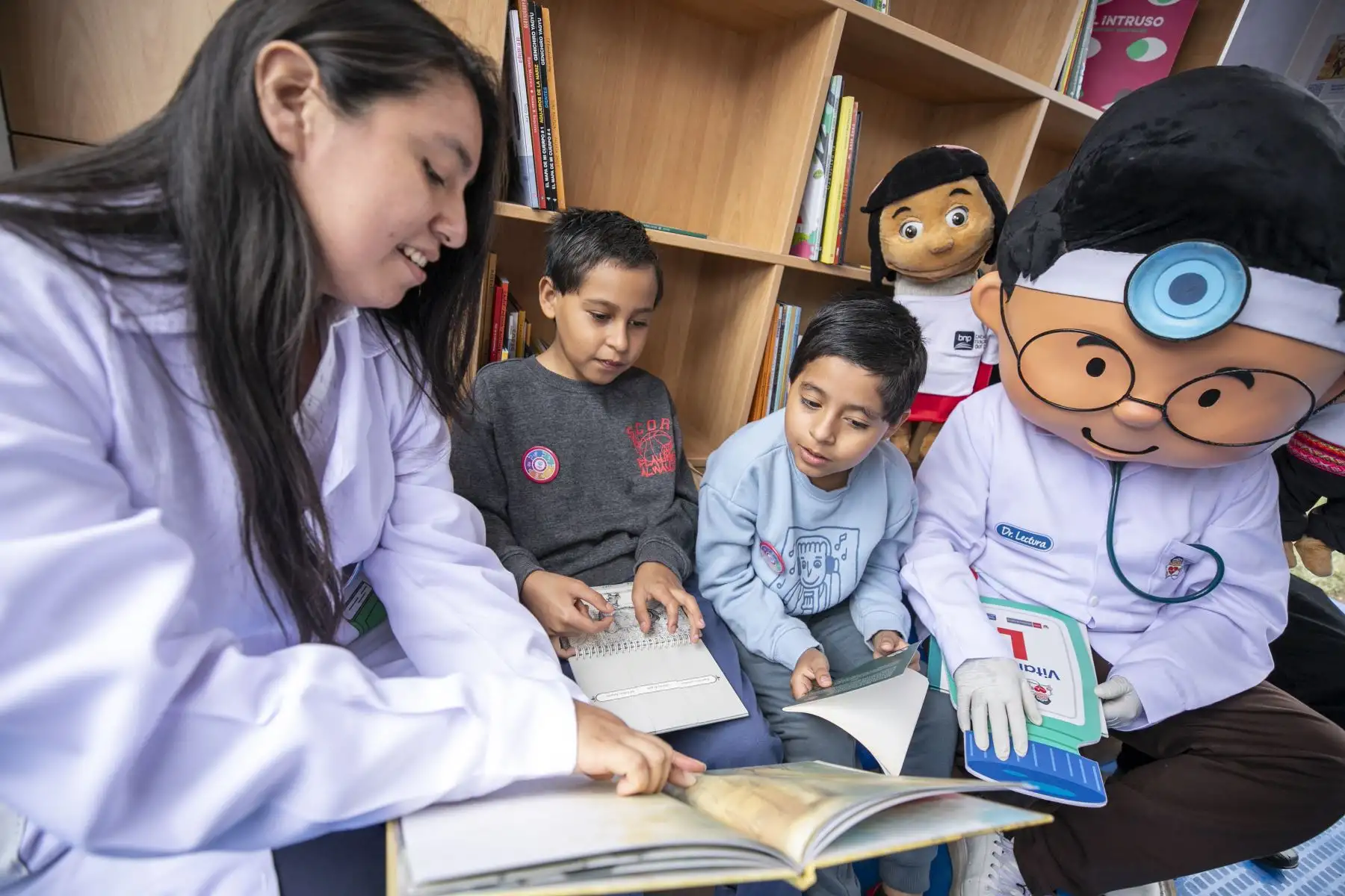 El propósito del programa es promover la lectura para reducir el nivel de estrés en el paciente y apoyar en su proceso de recuperación. Cabe resaltar que la estrategia “Cuidando con el Corazón” de EsSalud se enmarca en la política de humanización y buen trato. 
Durante la inauguración, a la que asistieron autoridades de la Biblioteca Nacional del Perú y funcionarios del Seguro Social de Salud, la presidenta ejecutiva de EsSalud doctora María Elena Aguilar Del Águila destacó la importancia del apoyo emocional en el proceso de atención de los asegurados. Foto: ANDINA/Difusión
