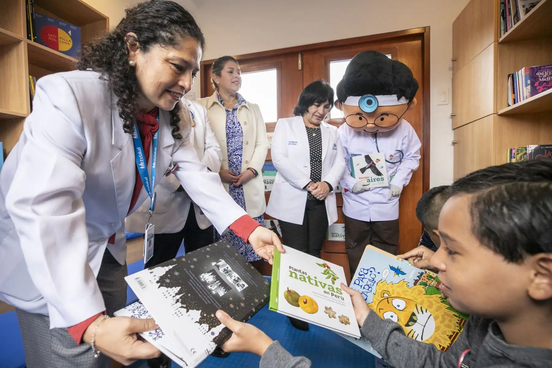La presidenta ejecutiva de EsSalud, doctora María Elena Aguilar Del Águila, explicó que, en esta primera fase de ejecución, el programa “Lectura que cura” se implementa en el Hospital Nacional Alberto Sabogal Sologuren del Callao. El módulo instalado cuenta con 400 libros, principalmente para el público infantil. Foto: ANDINA/Difusión