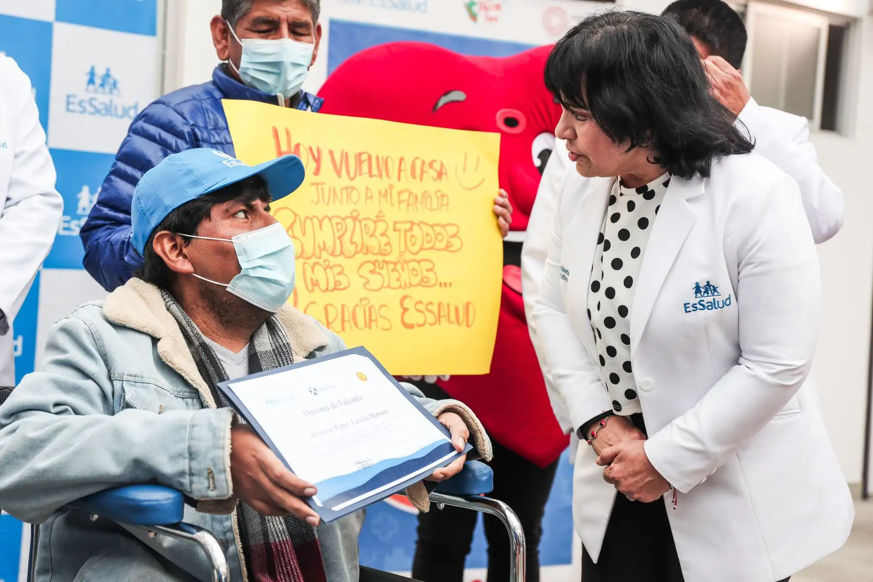 María Elena Aguilar Del Águila, presidenta ejecutiva de EsSalud, entrega un diploma de valentía a los pacientes que han sido dados de alta tras recibir un trasplante de corazón por los médicos del INCOR. Foto: ANDINA/ Connie Calderon