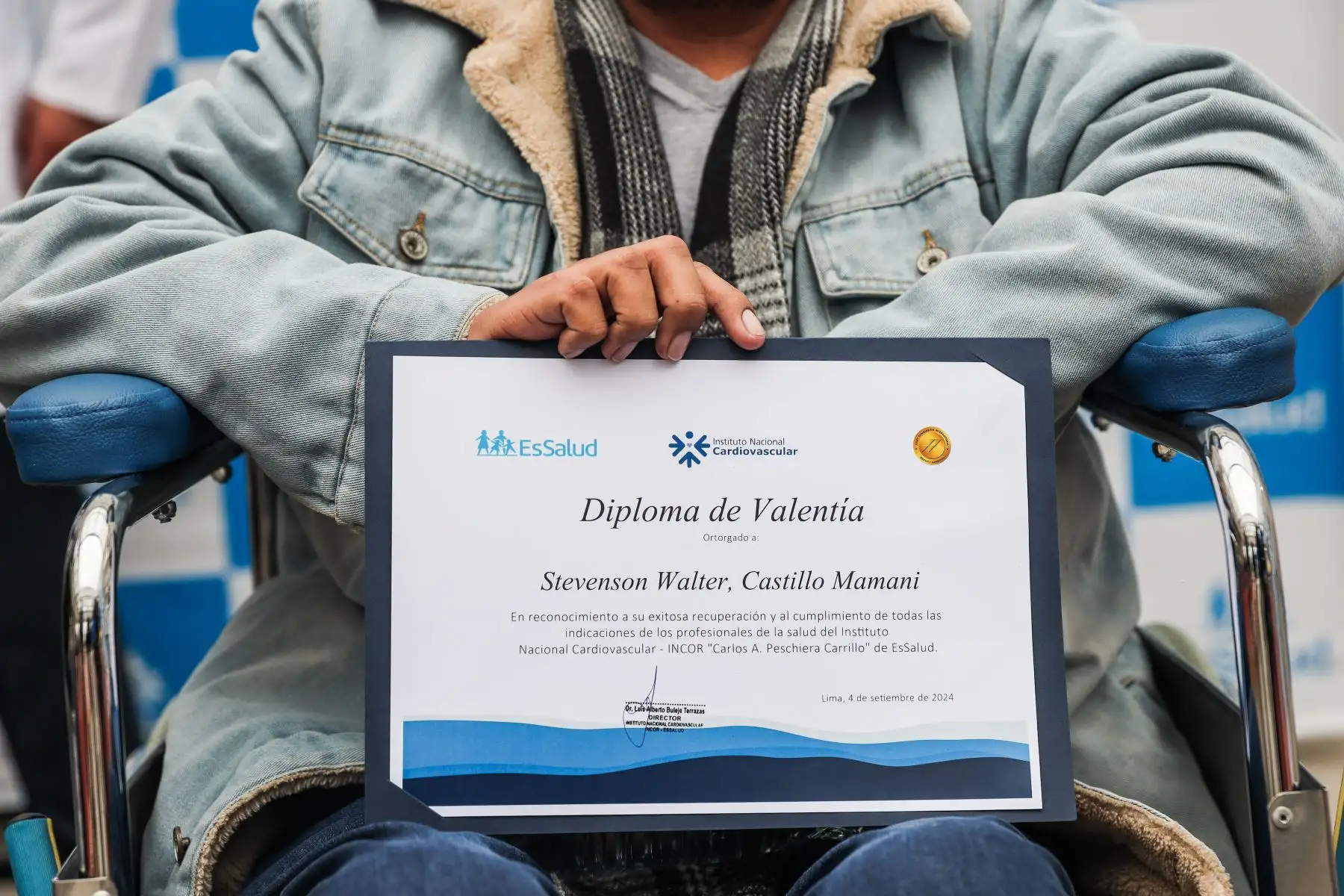 Pacientes reciben un diploma de valentía tras someterse a un trasplante de corazón realizado por los médicos del INCOR. Foto: ANDINA/ Connie Calderon