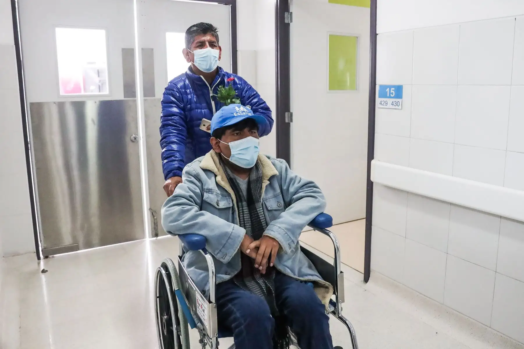 Stevenson Castillo Mamani de 32 años, sale de alta médica tras recibir un trasplante de corazón por problemas cardíacos consecuentes de la COVID 19. Foto: ANDINA/ Connie Calderon
