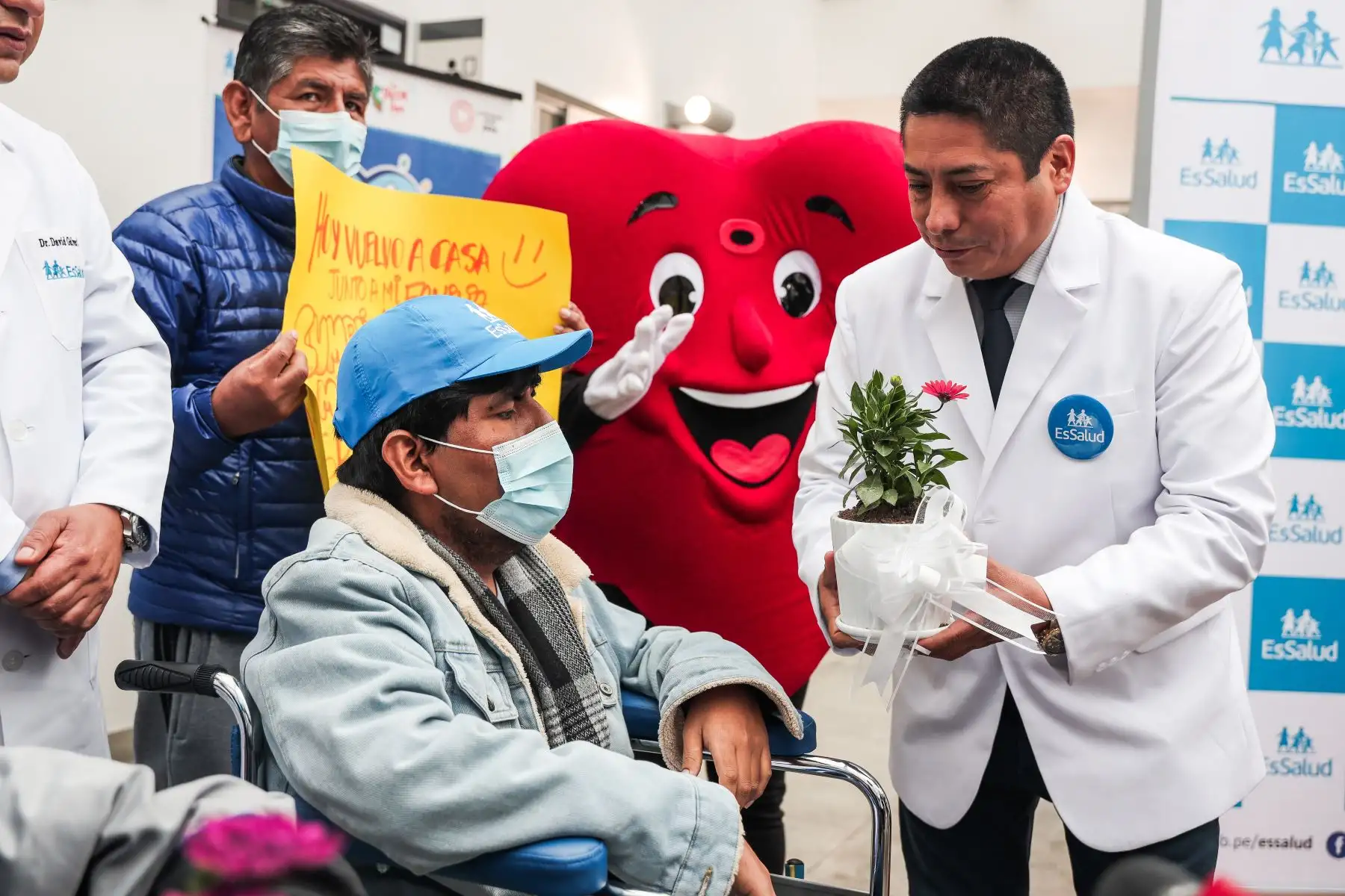 Stevenson Castillo Mamani de 32 años, sale de alta médica tras recibir un trasplante de corazón por problemas cardíacos consecuentes de la COVID 19. Foto: ANDINA/ Connie Calderon