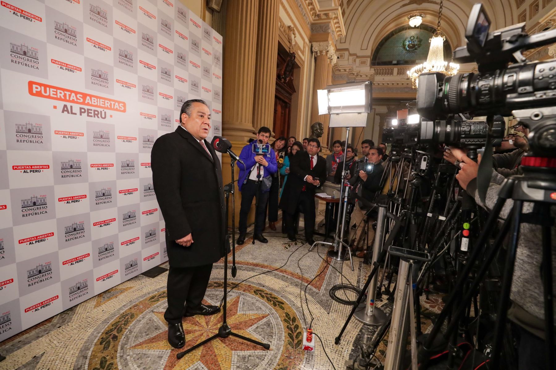 Jefe del Gabinete Ministerial, Gustavo Adrianzén, se reúne con presidente del Congreso. Eduardo Salhuana.