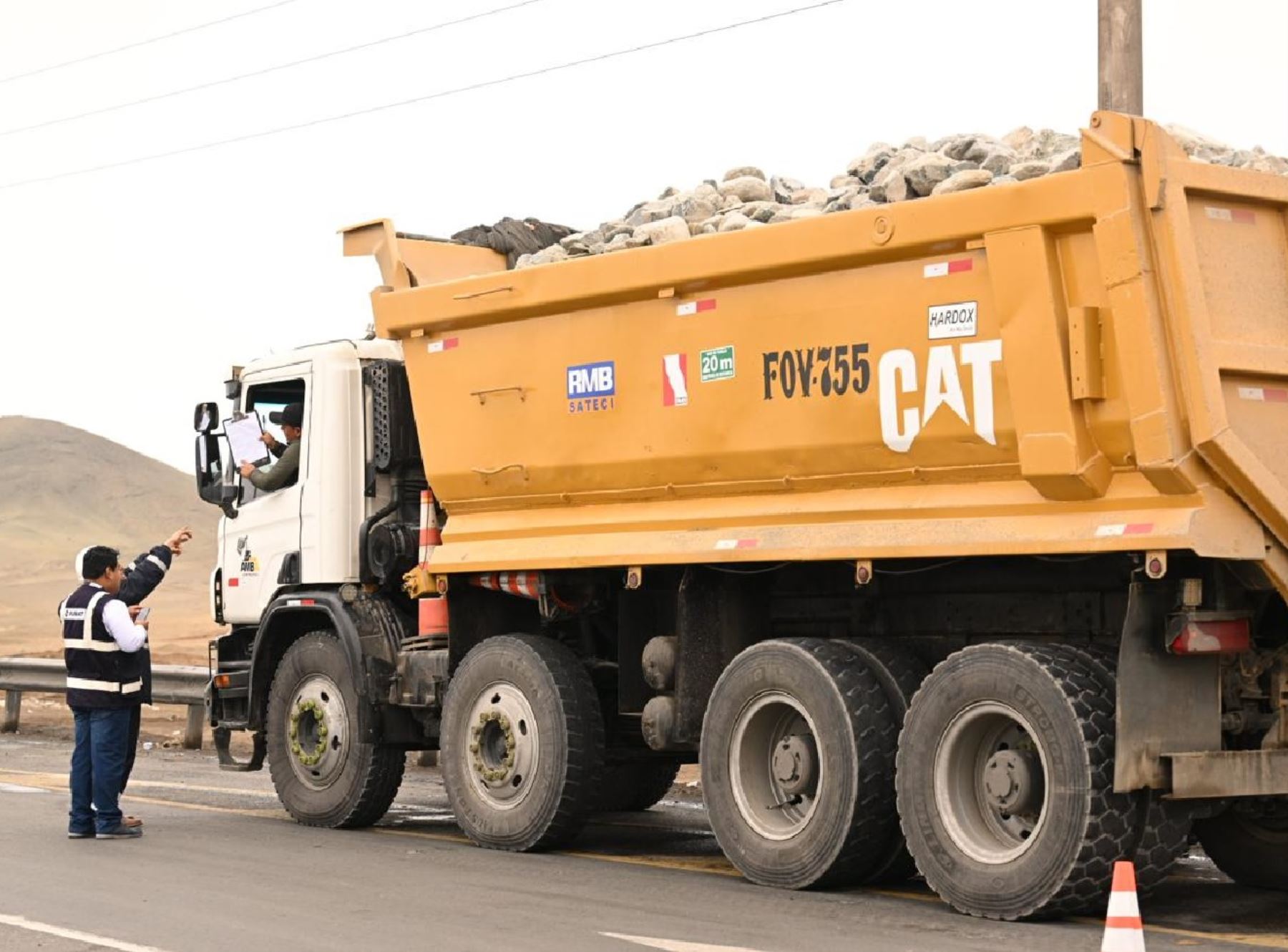 Fiscalizadores de la Sunat y agentes de la Policía Nacional intervinieron más de 100 vehículos de carga en operativo contra la minería ilegal en la provincia de Barranca, región Lima. ANDINA/Difusión