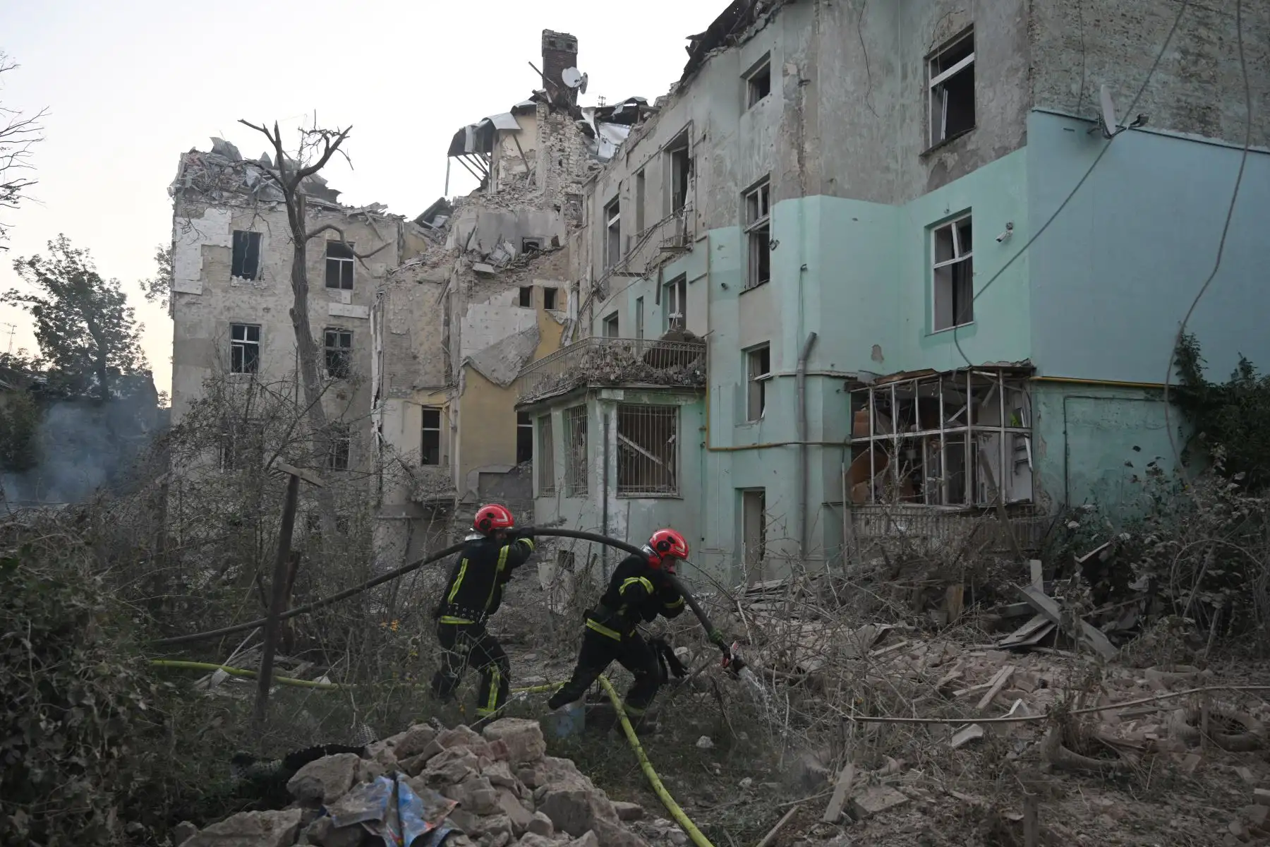 Un total de 53 personas también resultaron heridas, según la administración militar regional. Al mismo tiempo, más de 50 edificios resultaron dañados en el centro de la ciudad, incluidas dos instituciones médicas y dos escuelas, según el Ministerio de Cultura. Foto: AFP