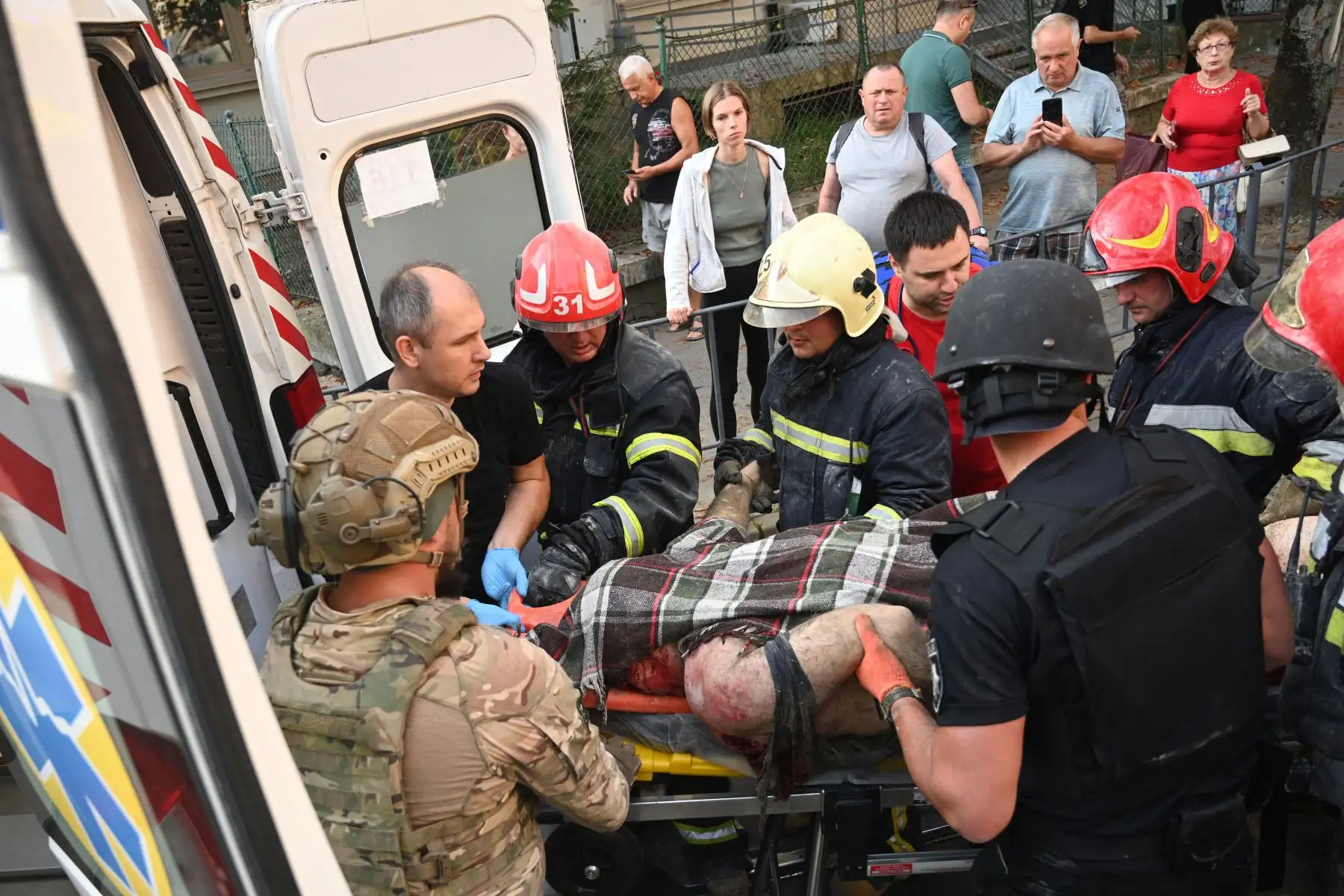 Los edificios en el centro quedaron cubiertos de hollín y había coches carbonizados y escombros esparcidos por el suelo, tal como pudo observar un periodista de AFP. Foto: AFP